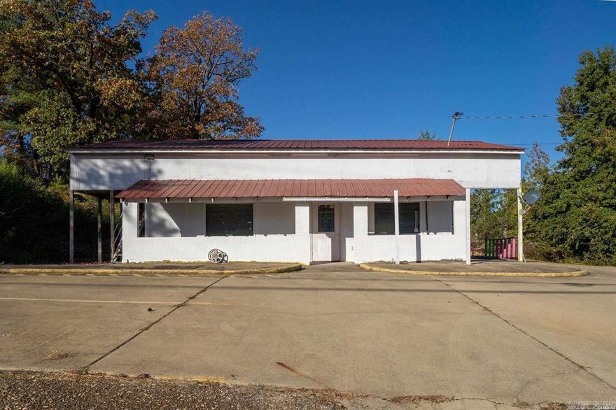 PRIME COMMERCIAL POSITIONING ON CENTRAL AVENUE!!! EXCELLENT LOCATION!!! VERY NEAR OAKLAWN AND VISIBILITY IS TREMENDOUS!!! IDEAL FOR COFFEE BUSINESS, MEDICAL OFFICE, BUSINESS OFFICE, BANK, ETC. THE SITE IS APPROXIMATELY 0.70 ACRES WITH GOOD FRONTAGE!!! PRICED TO SELL!!!