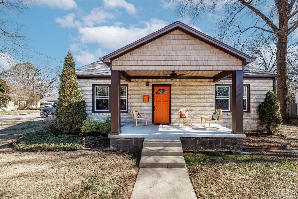 Enjoy Conwayās historic district while living in a 3BD/2BA with all the modern necessities. 5 minutes from I-40 and easy walking distance to Conway schools. 2014 remodel includes original wood flooring, tile kitchen / bath, smart thermostat HVAC, on-demand water heater, Whirlpool fridge, Frigidaire gas stove, LG dishwasher, granite countertops, custom cabinets, new windows, covered patio and safe room. Samsung W/D installed 2021. Six interior closets, concrete parking, 493 sqft shop and home warranty.