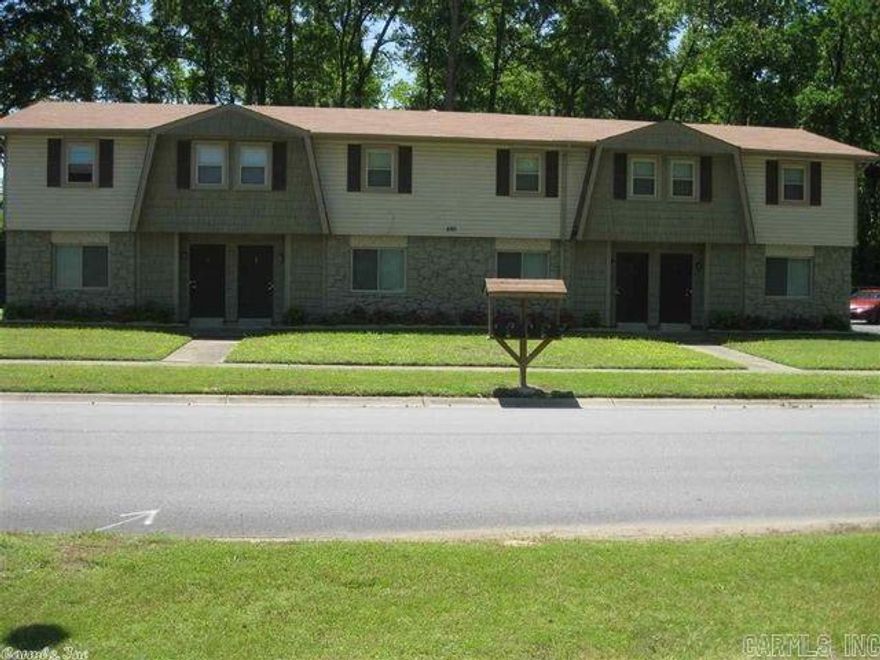 Well kept Southwest Little Rock Townhome for rent. 3 bedrooms, 1.5 bathrooms, outside storage, laundry room, nice area.
