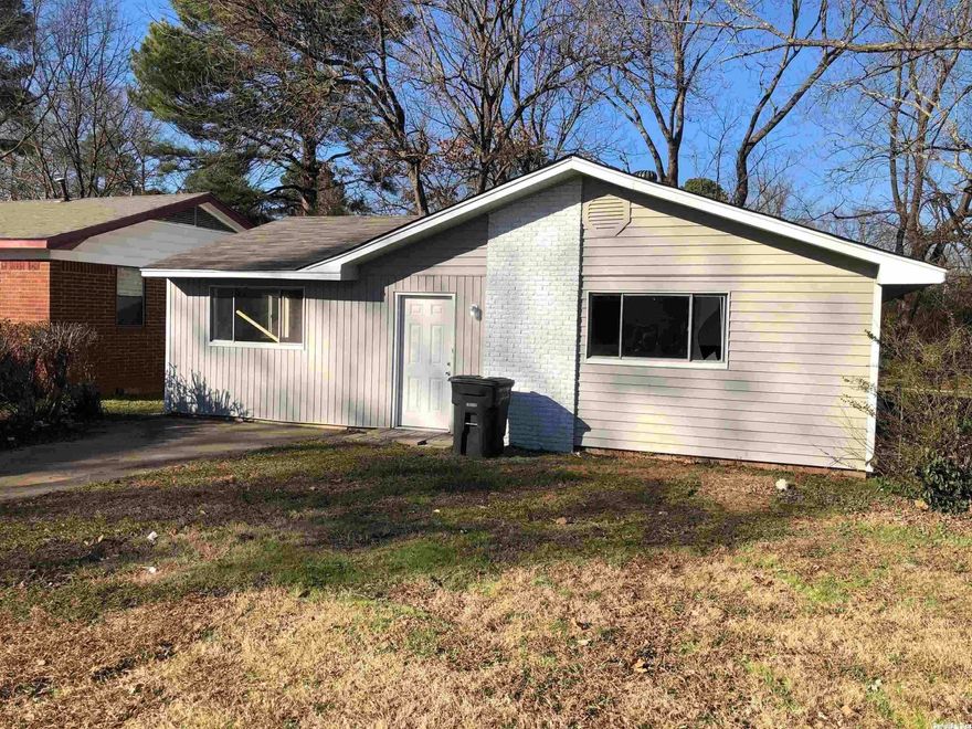 Looking for a spacious and newly renovated rental home in Jacksonville? Look no further! This charming 3 bedroom, 1 bathroom home features an open floor plan that's perfect for entertaining. The interior boasts of modern finishes and plenty of natural light throughout. The kitchen has been updated with brand new appliances and features ample counter space for meal preparation. You'll love the large back yard which offers plenty of space for outdoor activities and relaxation. Located in the heart of Jacksonville, this home is conveniently situated near shops, restaurants, and entertainment options. Don't miss out on the opportunity to make this lovely house your next home!