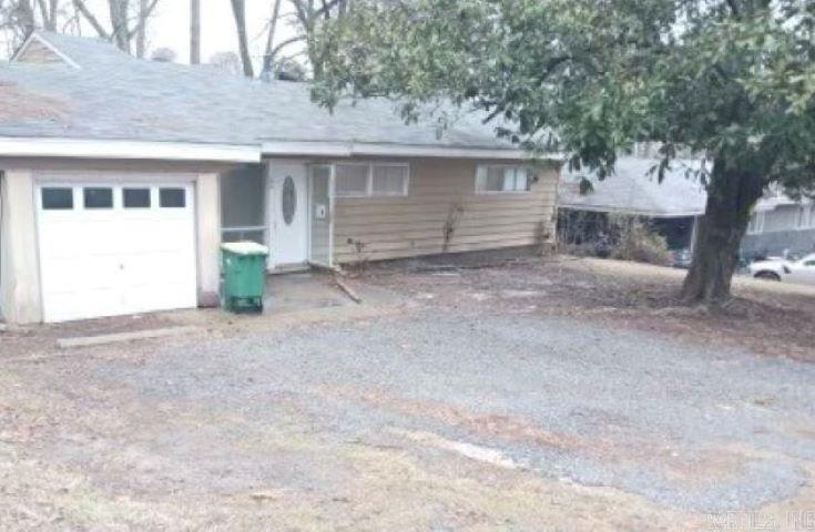 Great 3BD in SWLR that is waiting for you to call home. This property is managed by Hoffman Team so beware of scammers - we will never ask you to Cashapp us money. The lease for this property is for 18 months to 2 years with a 3% increase after the first year. Income must be 3x the amount of rent. Deposit, first month’s rent, and the $50 administration fee due before move in. This property does not accept section 8.
