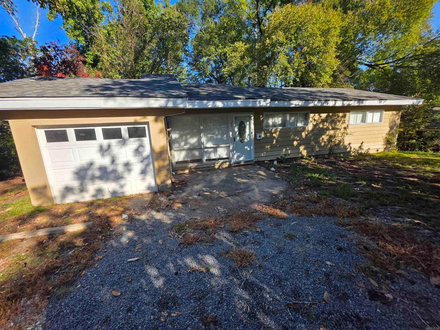 Great 3BD in SWLR that is waiting for you to call home. This property is managed by Hoffman Team so beware of scammers - we will never ask you to Cashapp us money. The lease for this property is for 18 months to 2 years with a 3% increase after the first year. Income must be 3x the amount of rent. Deposit, first month’s rent, and the $50 administration fee due before move in. This property does not accept section 8.
