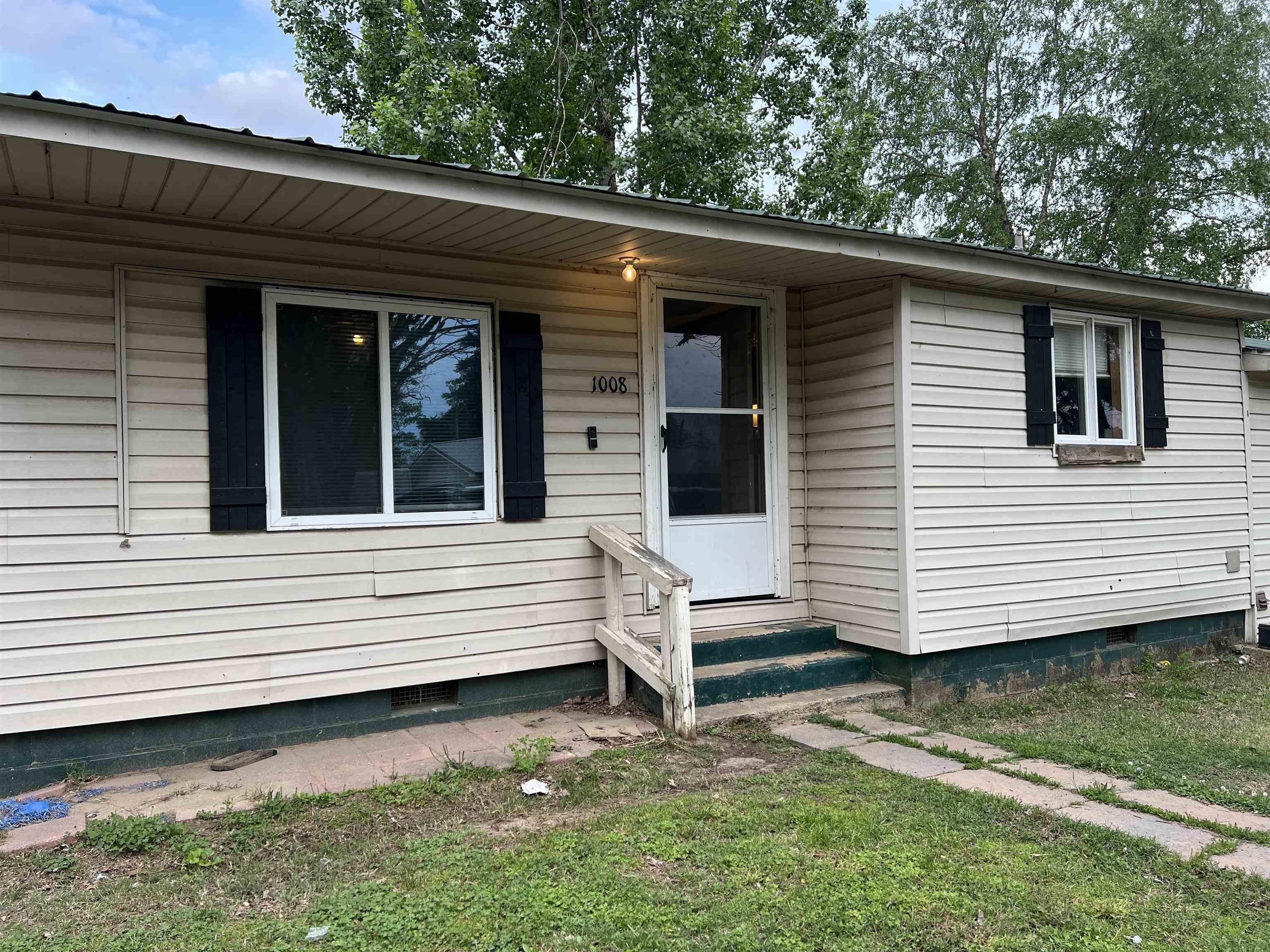 Welcome to 1008 Lange Street in Leachville, AR! This 3 bed, 1 bath home is perfect for an investor looking for a quick fix and rent!