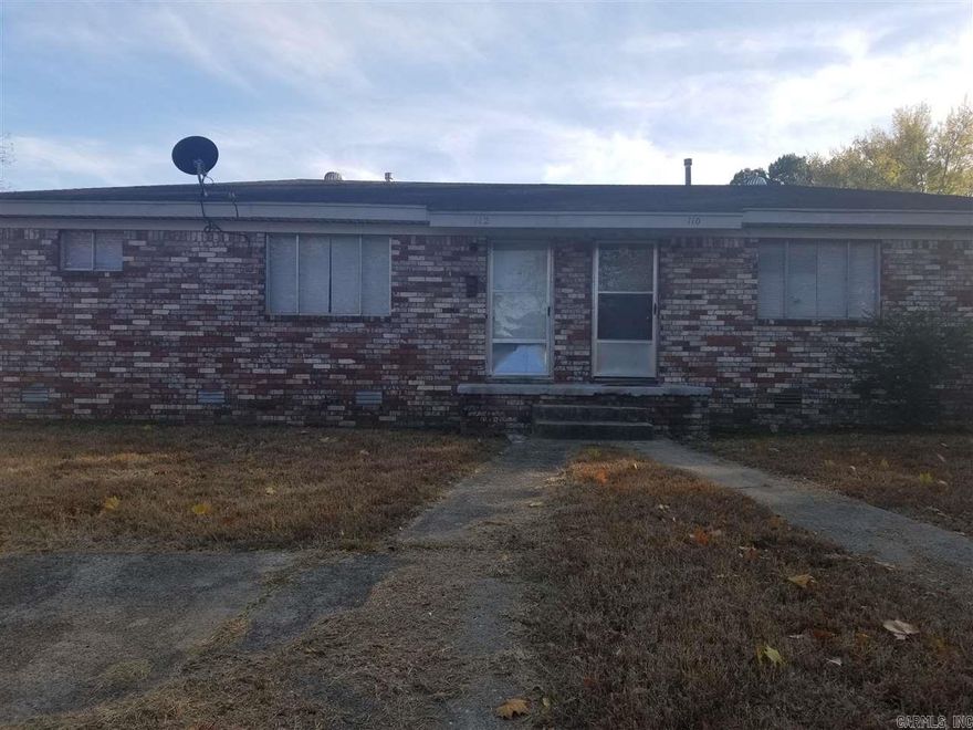 2 bedroom 1 bathroom unit in duplex available. Lease terms 12 months, $450 deposit, $40 application fee. Apply online at c21prjxrentals.com