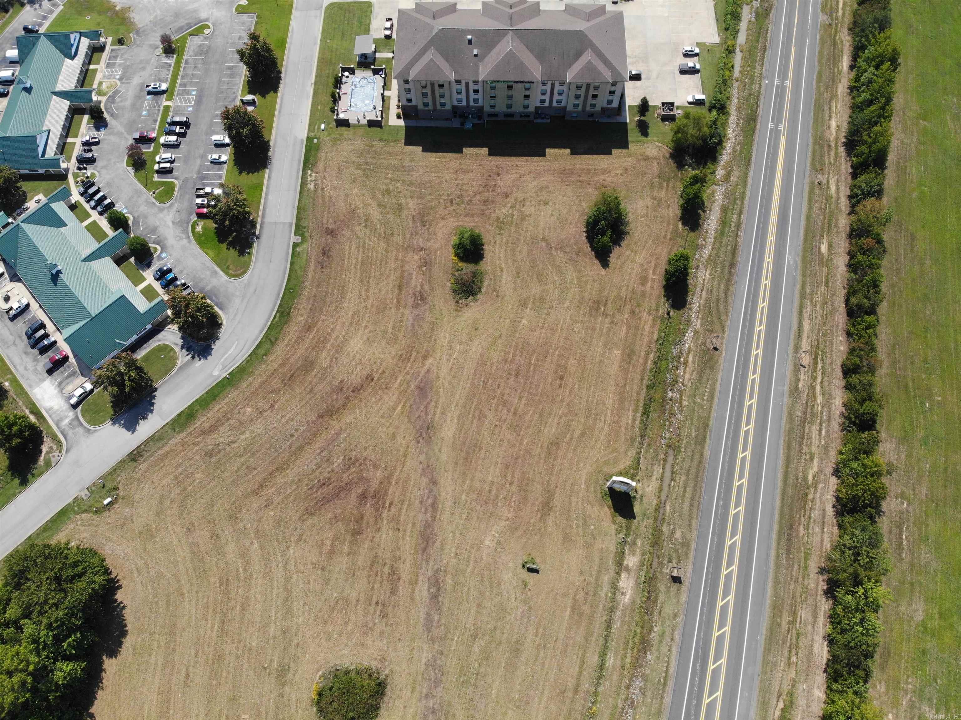 Commercial property for sale in best location in Cleburne County. All utilities available. Shopping and dining on site. Within one mile of Little Red River, Greers Ferry Lake, ASU Campus and Baptist Hospital.
