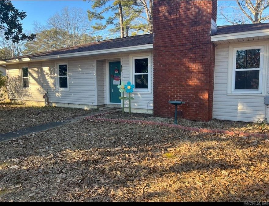 This 3 bedroom, 1 bath, 1236 sqft, home is cozy and ready for it's new owner! Conveniently located near schools, shopping, and restaurants!