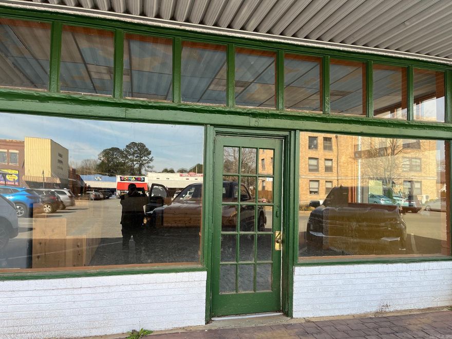 2 story commercial/residential building on the courthouse square. Fantastic location for any business. Upstairs apartments have totally separate access. Rare find.
