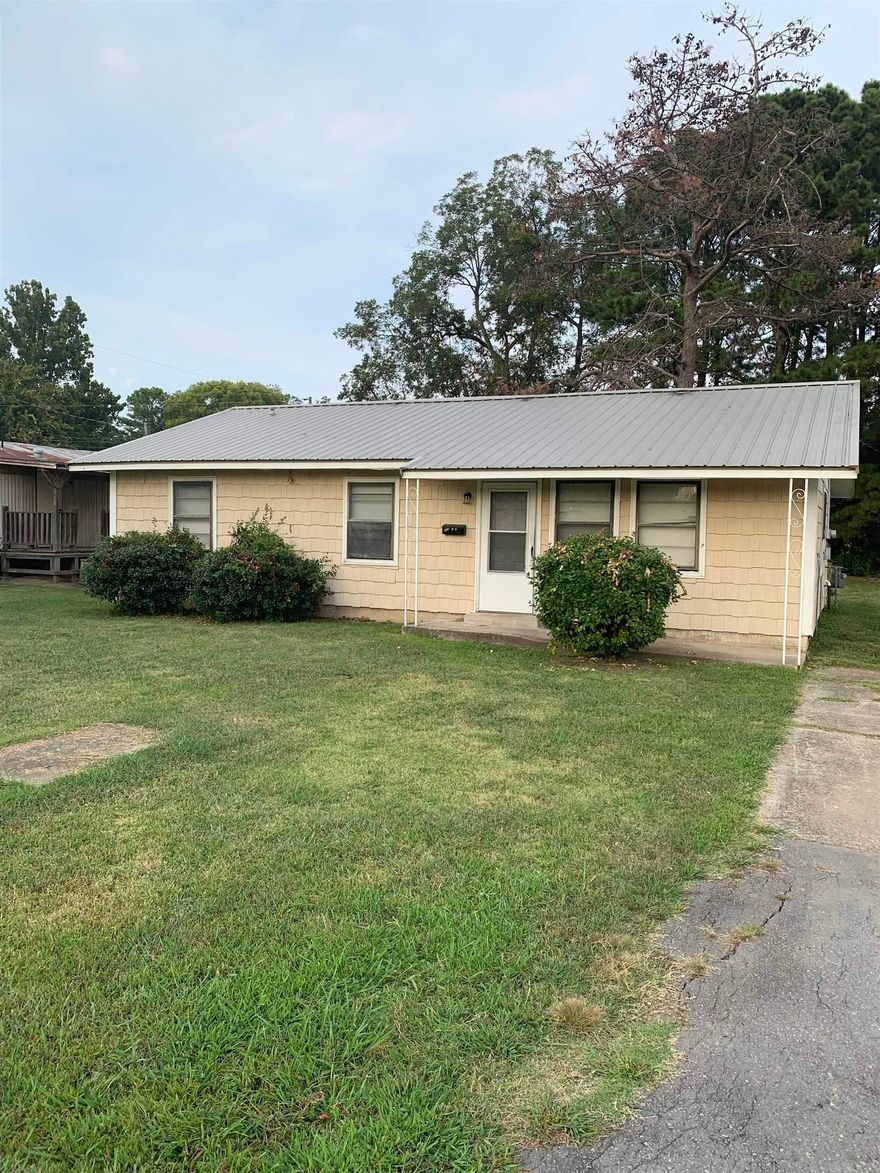 CALLING ALL INVESTORS, COME CHECK OUT THIS WELL-MAINTAINED 4-BEDROOM HOME. WITH JUST A LITTLE TLC, THIS COULD BE A LUCRATIVE INVESTMENT. DON'T MISS THIS OPPORTUNITY! AGENTS, PLEASE SEE REMARKS.