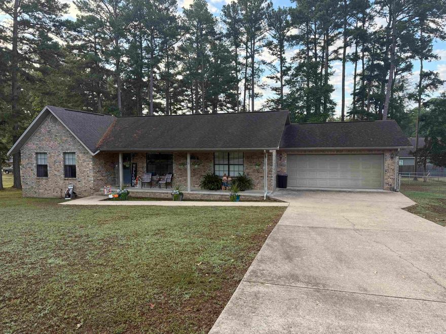 Welcome to 907 Pineknot Lane! This well-maintained 3 bedroom, 2 bath home, built in 1998, is nestled in a quiet and desirable neighborhood of Heber Springs. The property features a chain-link fenced yard, ideal for pets or children, along with a welcoming front patio perfect for enjoying the hummingbirds. A spacious back deck provides a great space for entertaining family and friends during the upcoming season. Conveniently located just minutes from Greers Ferry Lake, the Little Red River, and downtown Heber Springs, this home offers both comfort and convenience. Whether you’re seeking a peaceful retreat or a place close to all the local amenities, 907 Pineknot Lane is ready to welcome you home.  Agents please see REMARKS