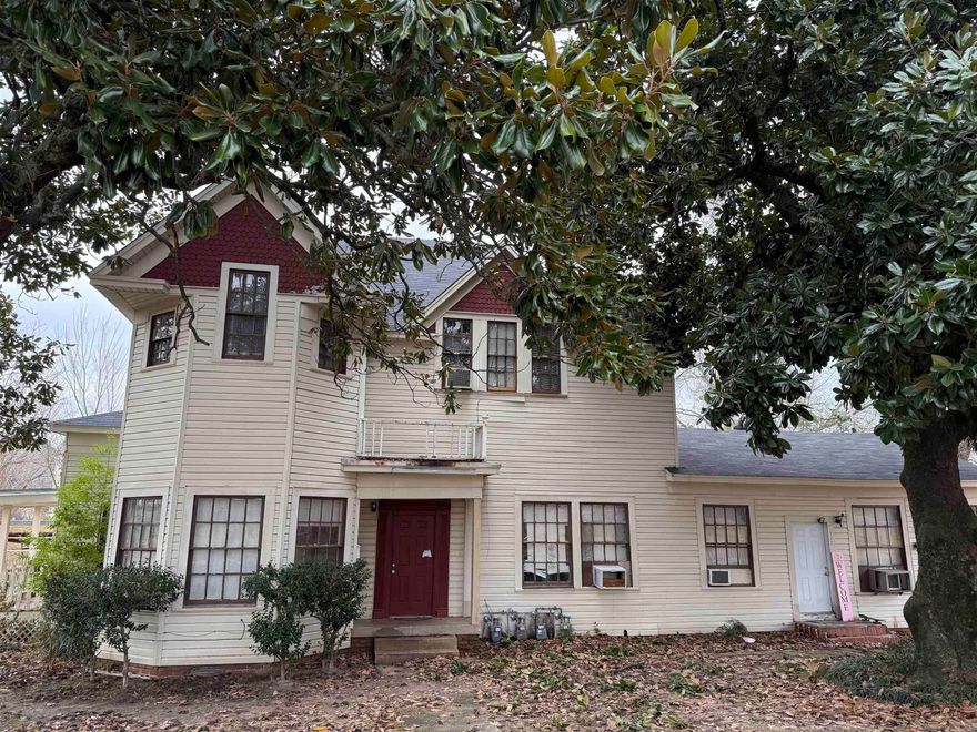 Attention Investors!  Income-producing 4-Plex for Sale! This well-maintained 4-unit complex generates $2,100 per month in rental income. Each unit comes with appliances included, ensuring a hassle-free investment. Plus, enjoy peace of mind with a new roof installed in 2022.  Don't miss this great opportunity to add to your portfolio! Call today for more details.