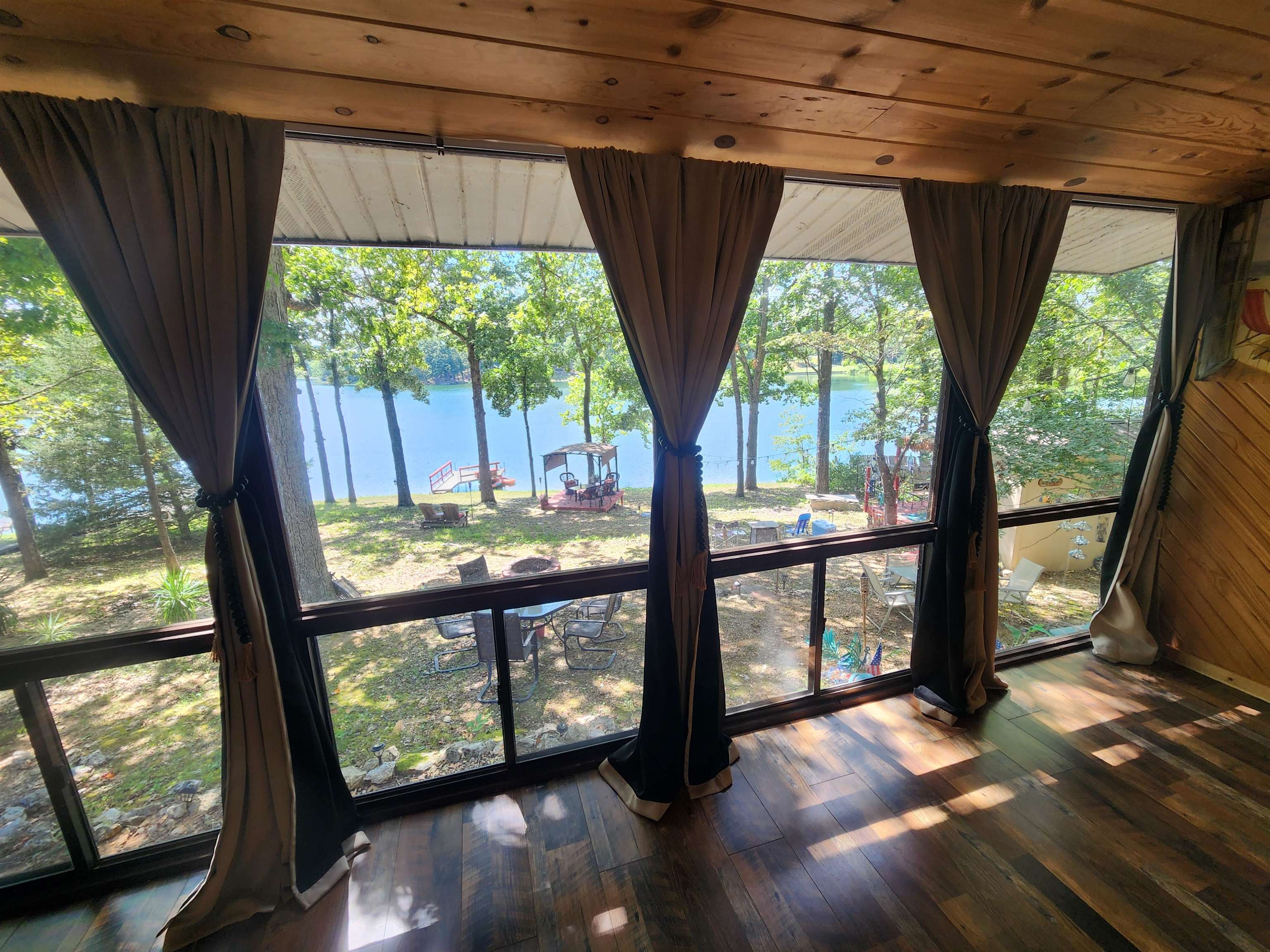 SMALL LAKE - Residential