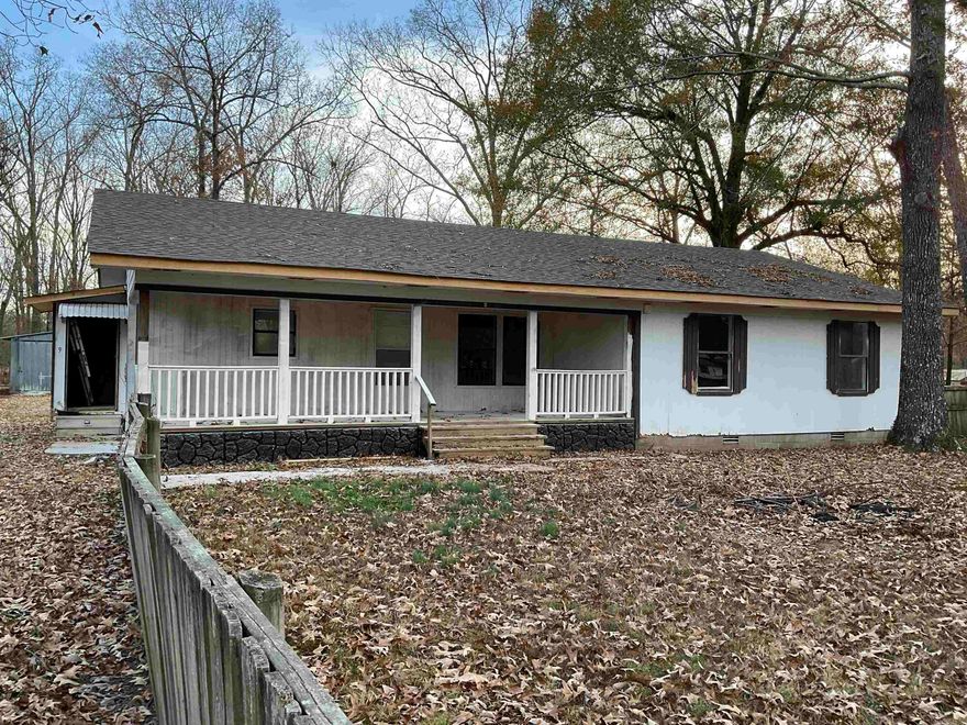 Recent updates completed to the interior.  Use of outbuilding not available at this time.  16 miles to Stuttgart, 18 miles to DeWitt, Dale Bumpers White River NWR, 2 miles to Preston Ferry launch ramp, 2 miles Potlatch Cooks Lake Nature Center. One year lease required, pets considered with fee.