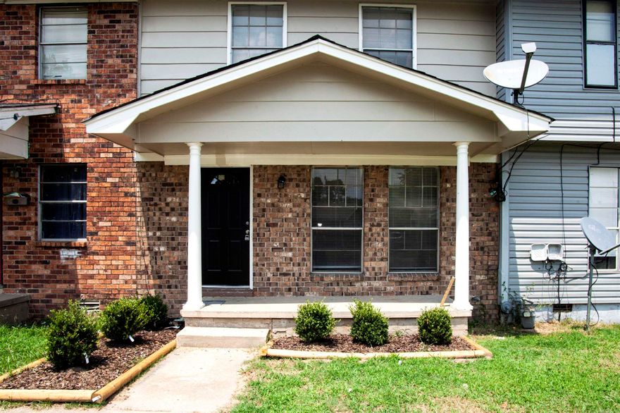 Cute 3BD/1BA rowhouse in North Little Rock that is waiting for you to call home. Vinyl flooring in living spaces and carpet in bedrooms. Granite countertops in kitchen. The lease for this property is 18 months with a 3% increase each year. Income has to be three times the amount of rent unless you have a housing voucher. The weight limit for pets at this property is 25 lbs unless they are a registered service animal.