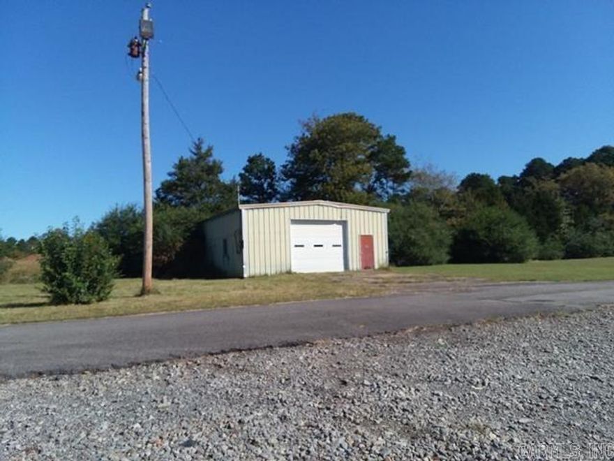 Metal shop building in the city of Clinton