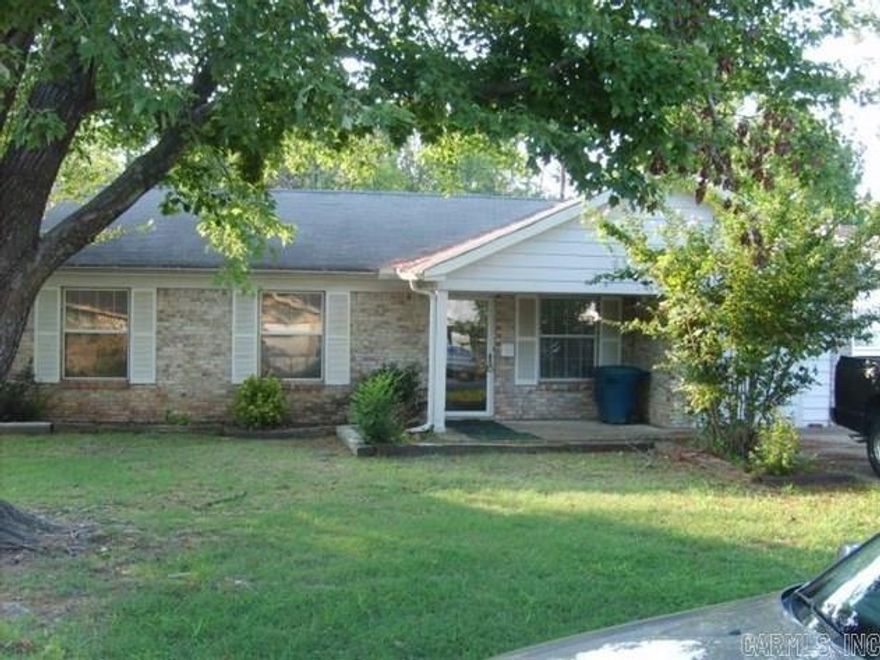This lovely West Little Rock home is located on a quiet dead-end street and features four bedrooms (or three with a bonus room/family room), and two bathrooms. Home has a screened-in porch with a very private back yard. Washer/Dryer Hook-Ups. Plenty of additional street parking available. This property is managed by Hoffman Team so beware of scammers - we will never ask you to Cashapp us money. The lease for this property is for 18 months to 2 years with a 3% increase after the first year. Income must be 3x the amount of rent per month unless you have a housing voucher. Deposit, first month’s rent, and the $50 administration fee due before move in.