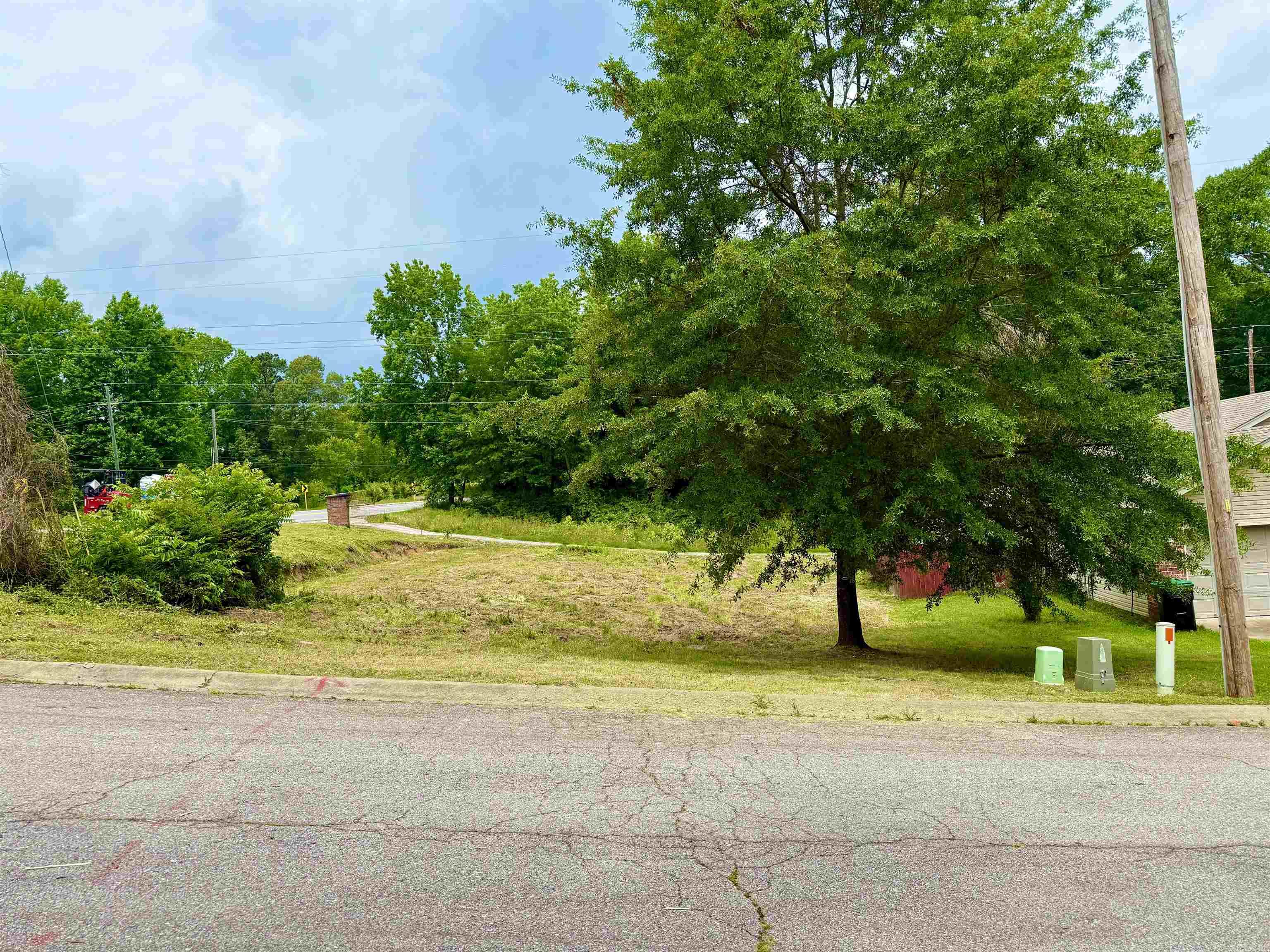 Great opportunity to build a small home within the city limits of Benton!!
