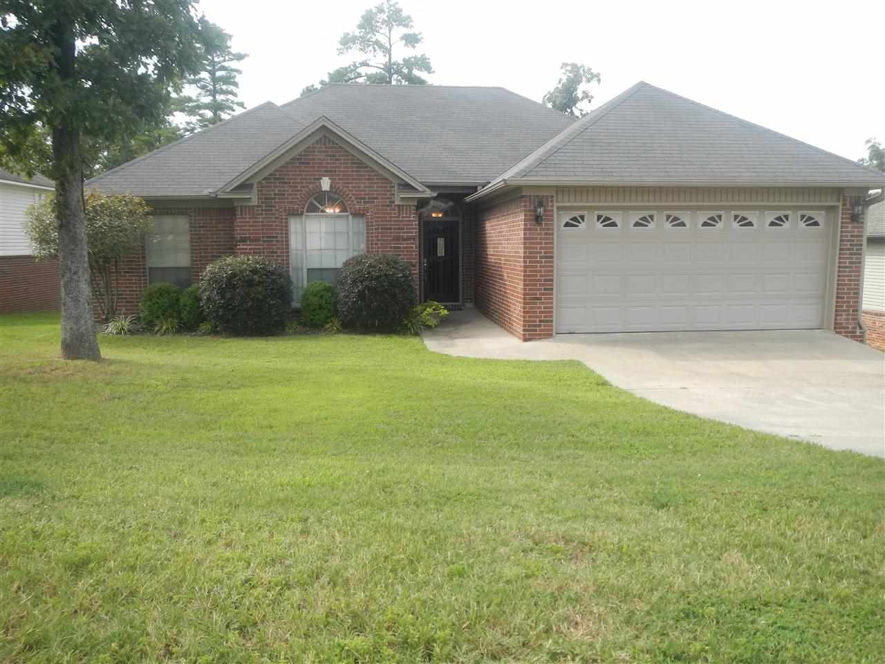Must See!! Wonderful one level well maintained 3 bedroom 2 bath home. Crown molding throughout! Master bath includes his/hers walk in closets, ceiling fan and garden tub. 2013 new energy efferent HVAC system. Your clients will love this house!