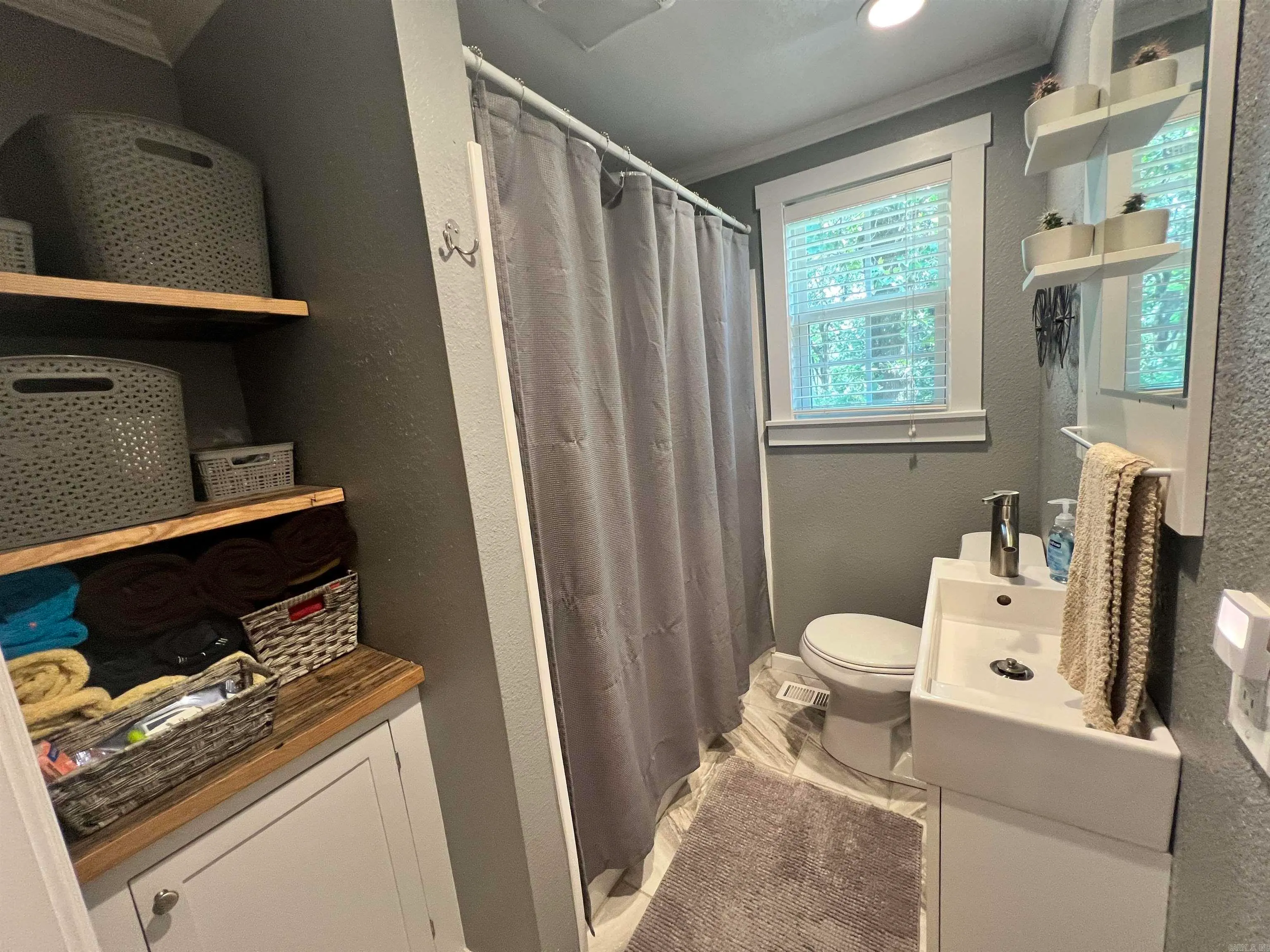 Little Rock, Arkansas 72205, United States, 2 Bedrooms Bedrooms, ,1 BathroomBathrooms,Residential,Pending,179990