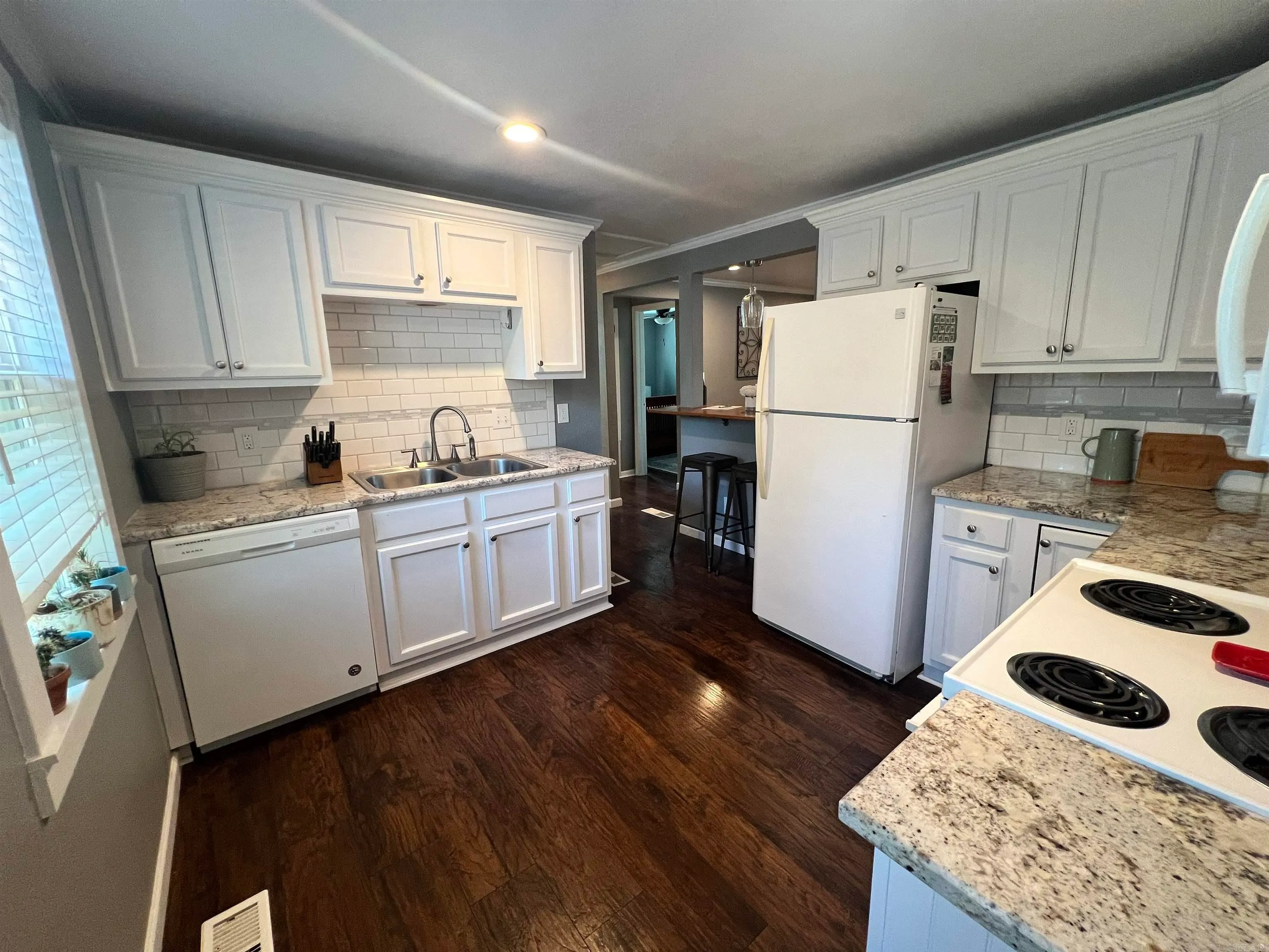 Little Rock, Arkansas 72205, United States, 2 Bedrooms Bedrooms, ,1 BathroomBathrooms,Residential,Pending,179990