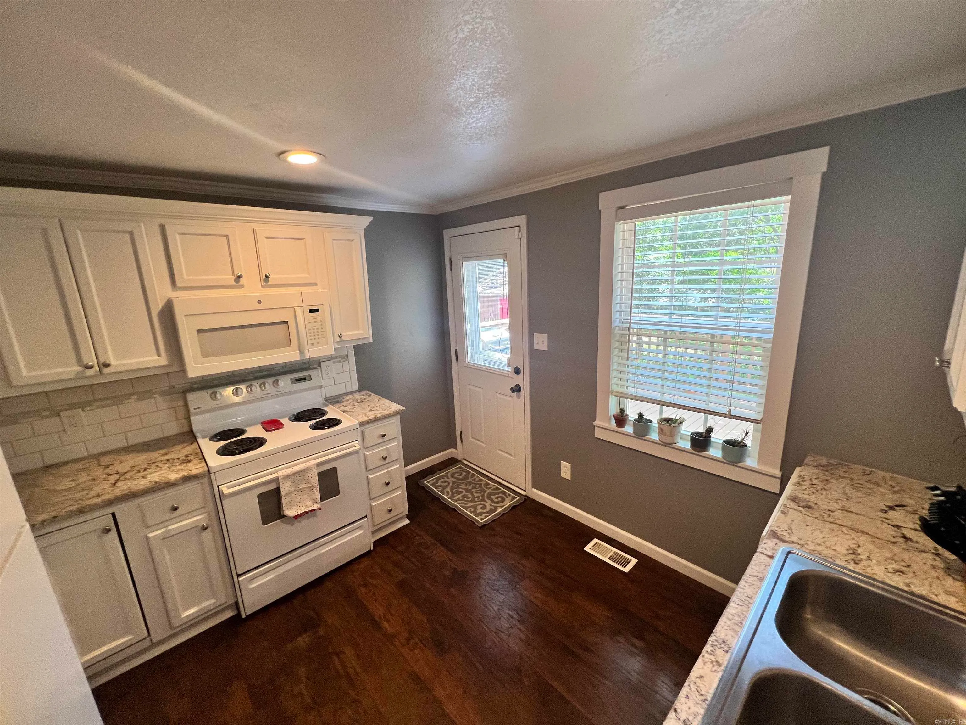 Little Rock, Arkansas 72205, United States, 2 Bedrooms Bedrooms, ,1 BathroomBathrooms,Residential,Pending,179990