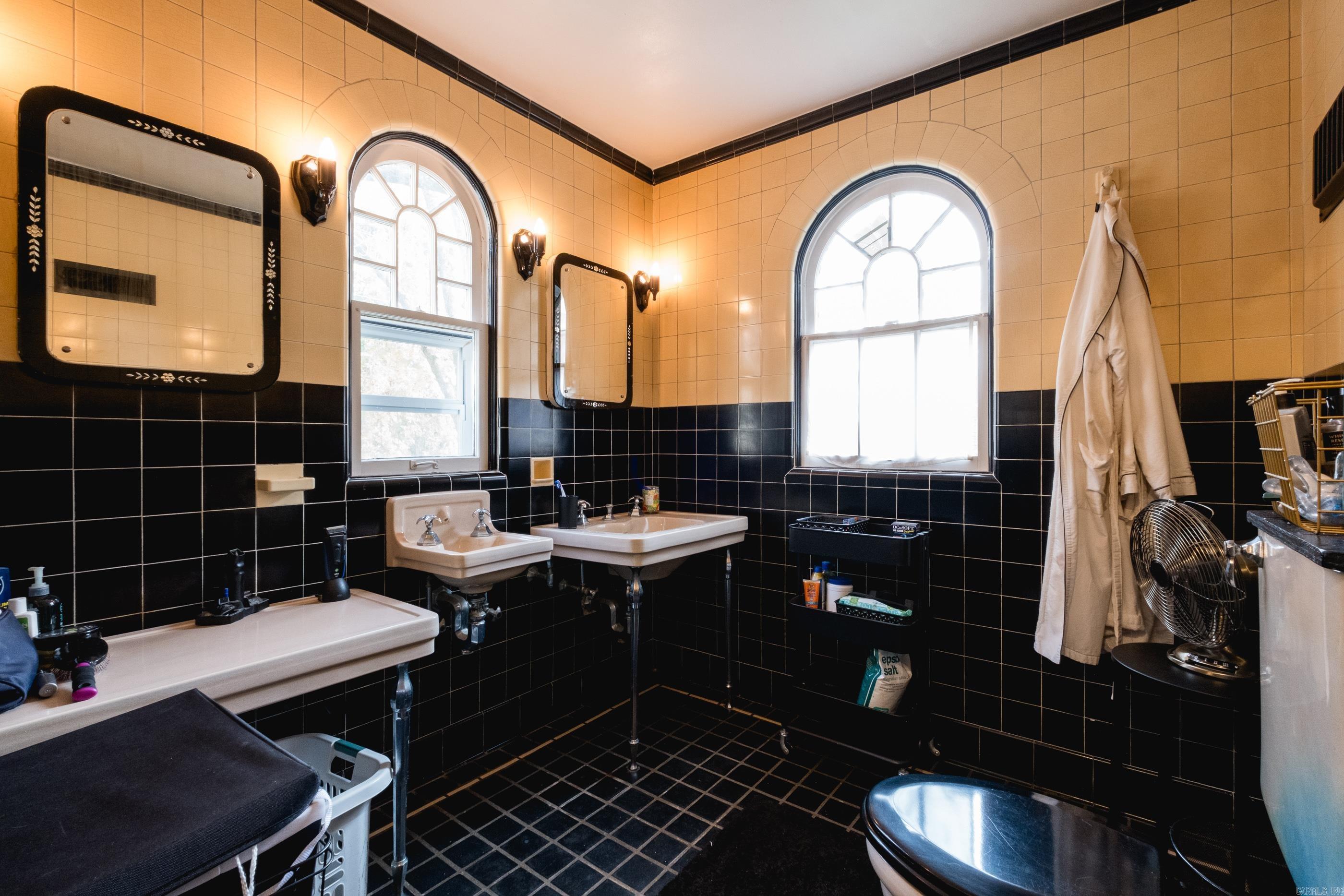 COLONIAL COURT - Residential