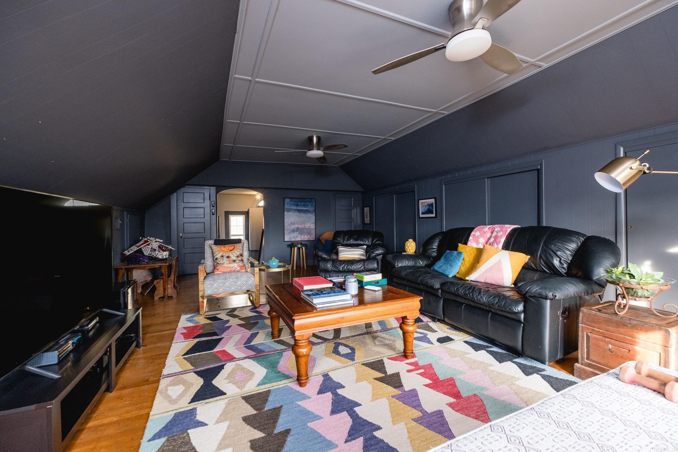 COLONIAL COURT - Residential