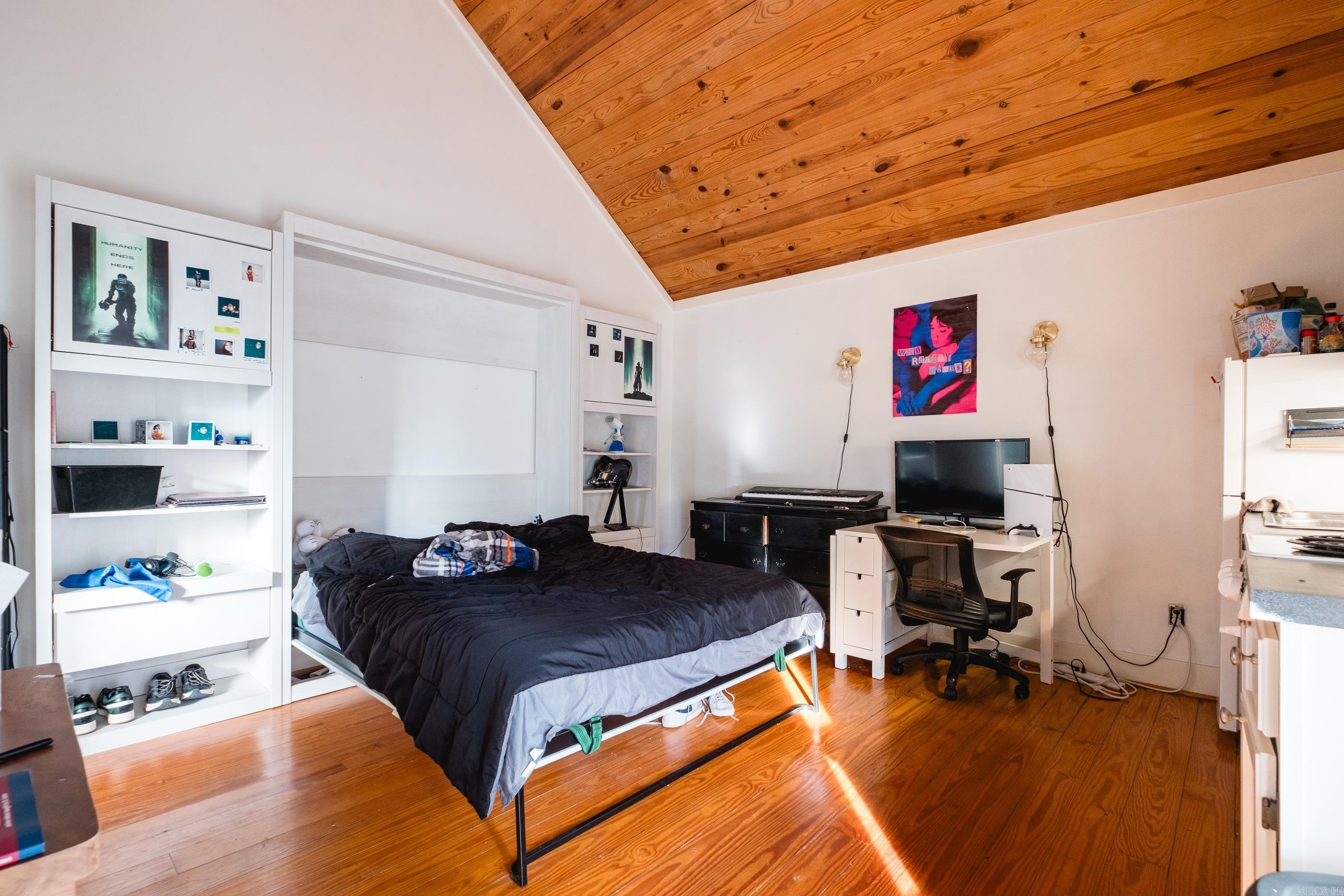 COLONIAL COURT - Residential