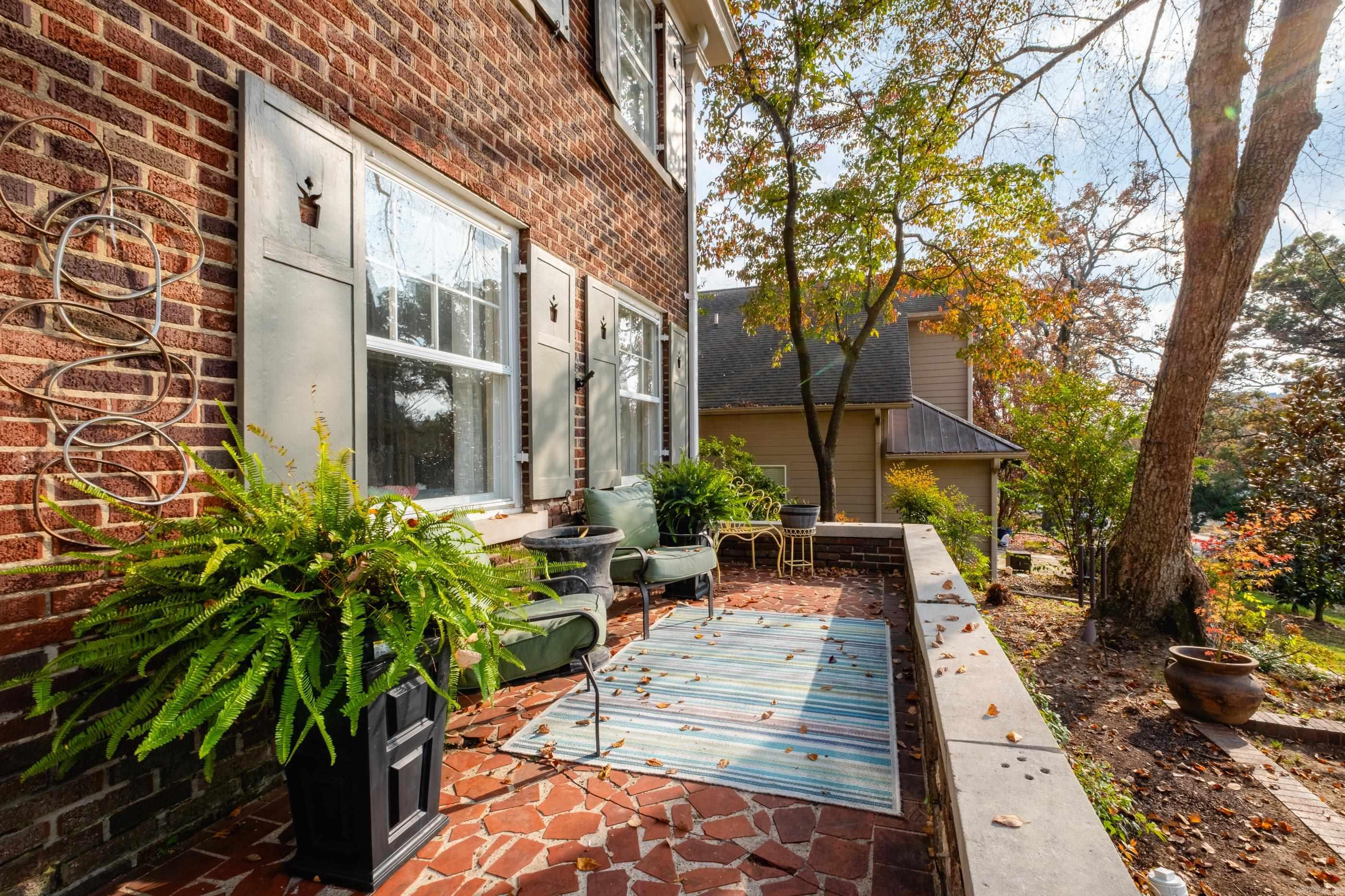 COLONIAL COURT - Residential