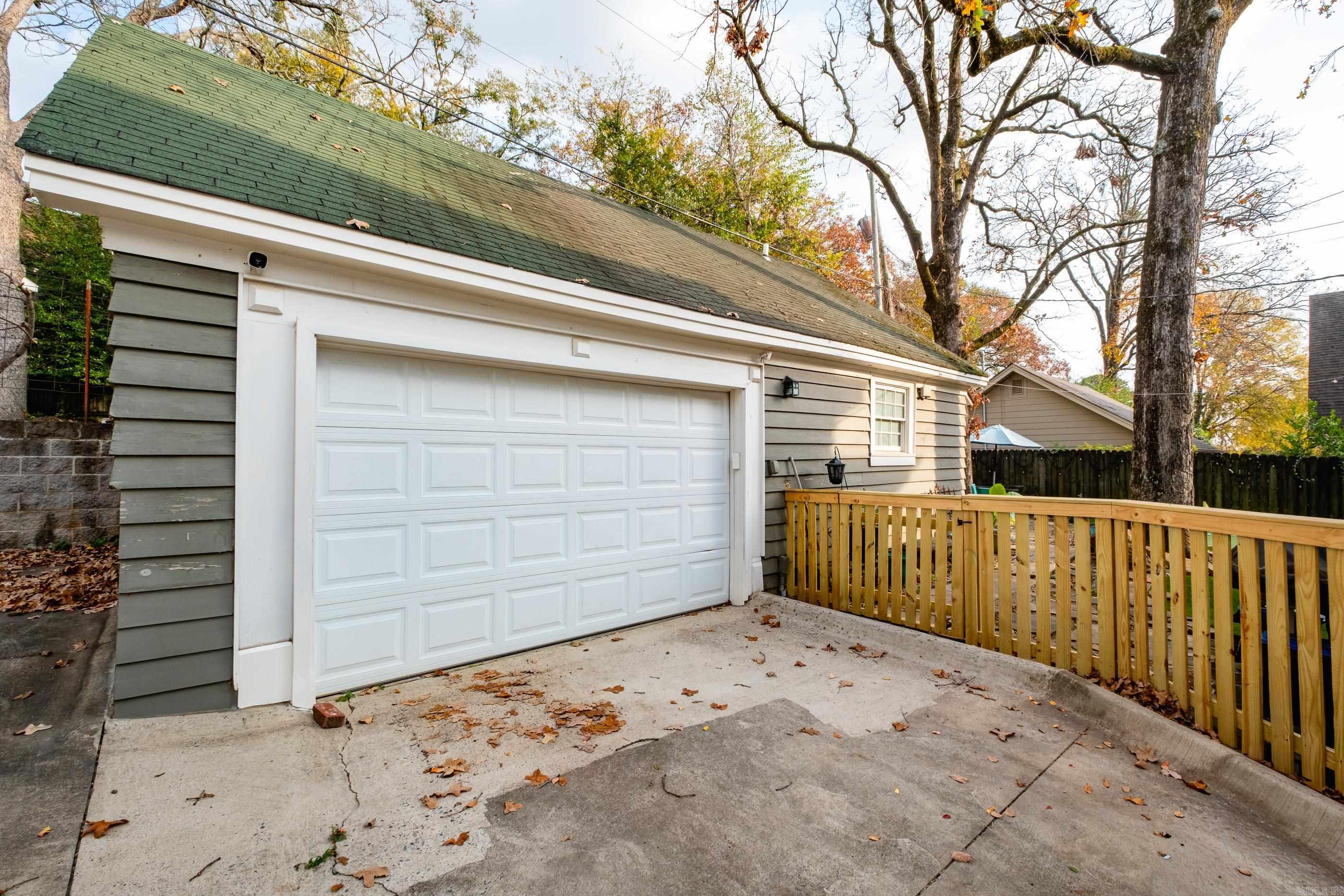 COLONIAL COURT - Residential