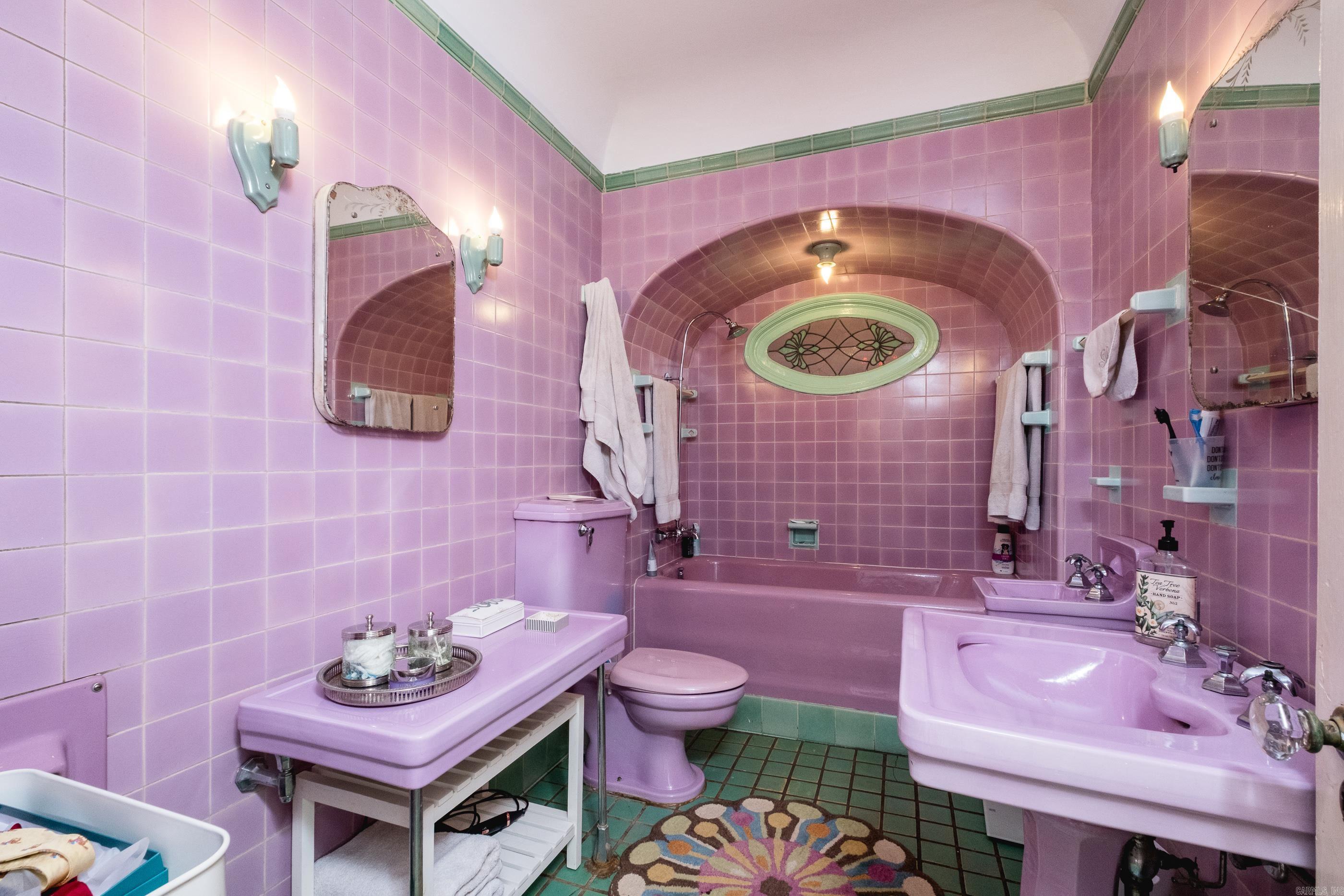 COLONIAL COURT - Residential