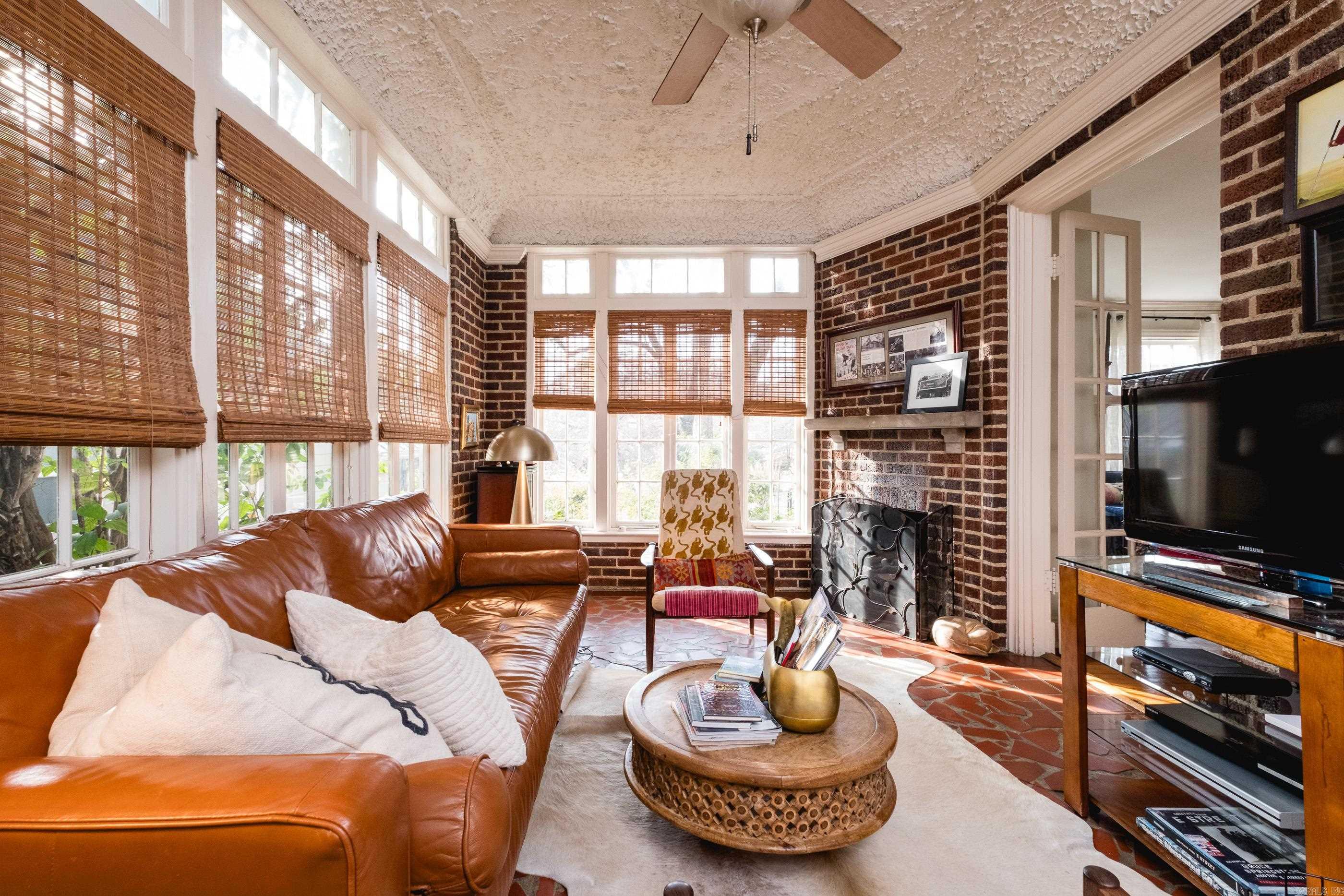 COLONIAL COURT - Residential