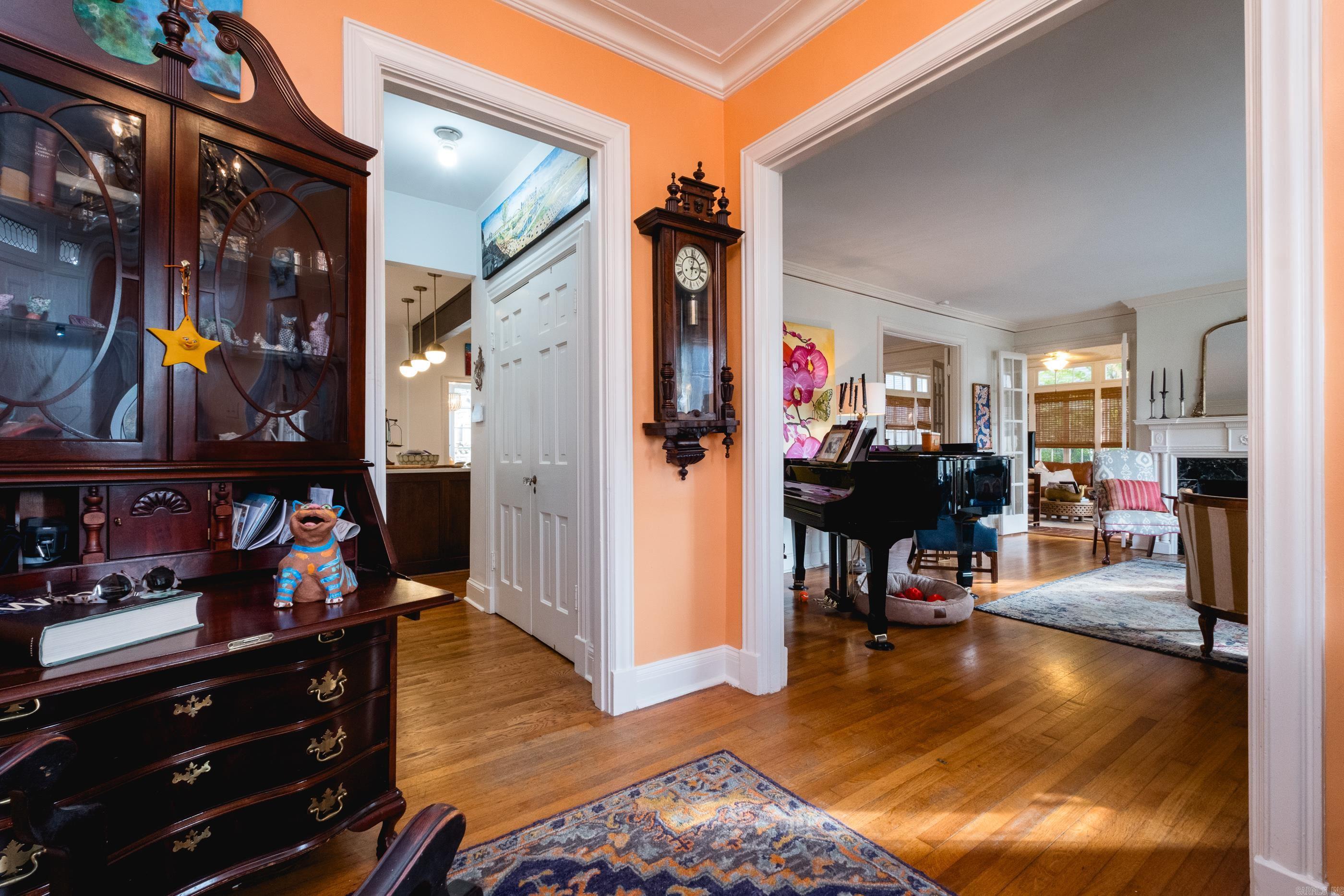 COLONIAL COURT - Residential