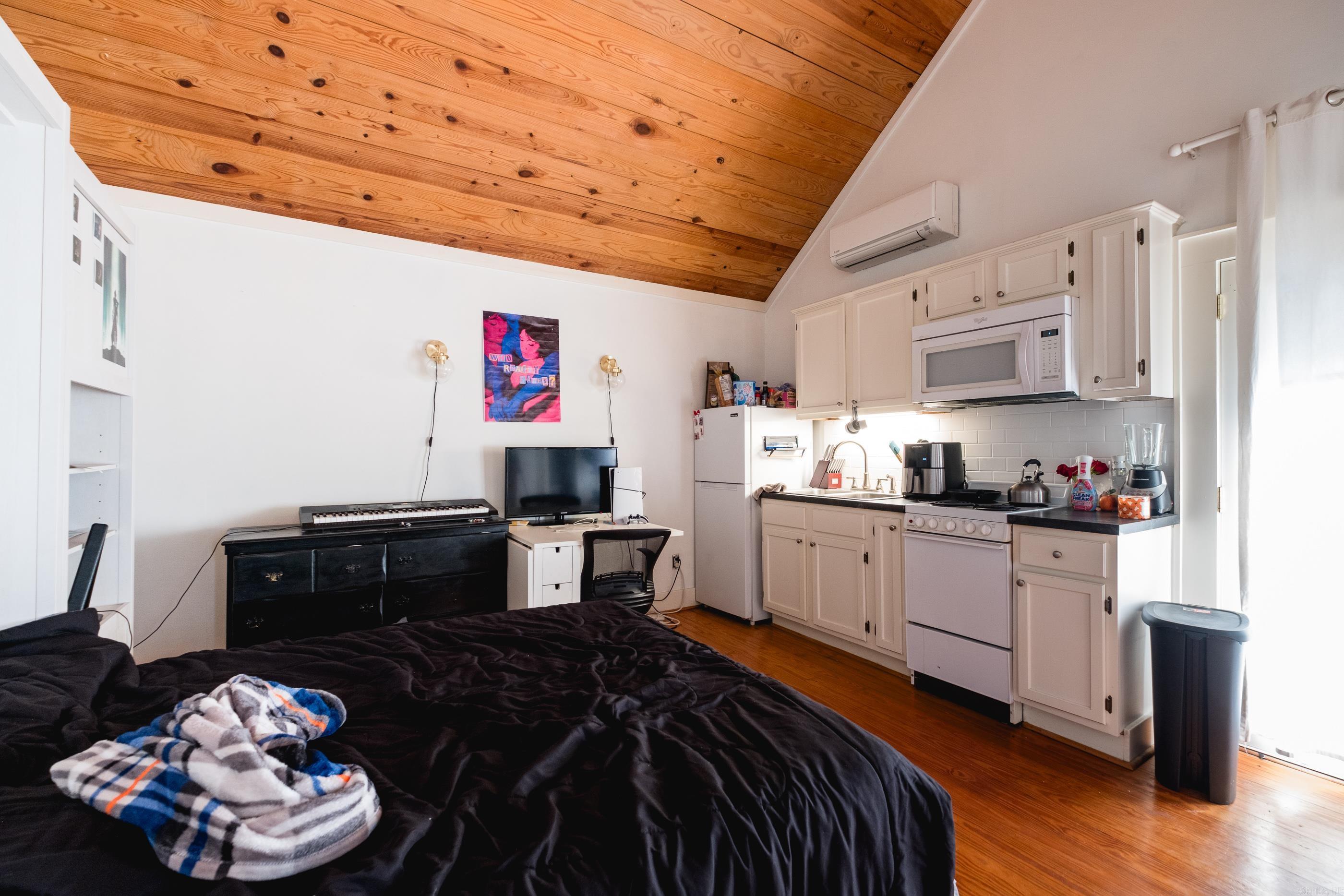 COLONIAL COURT - Residential