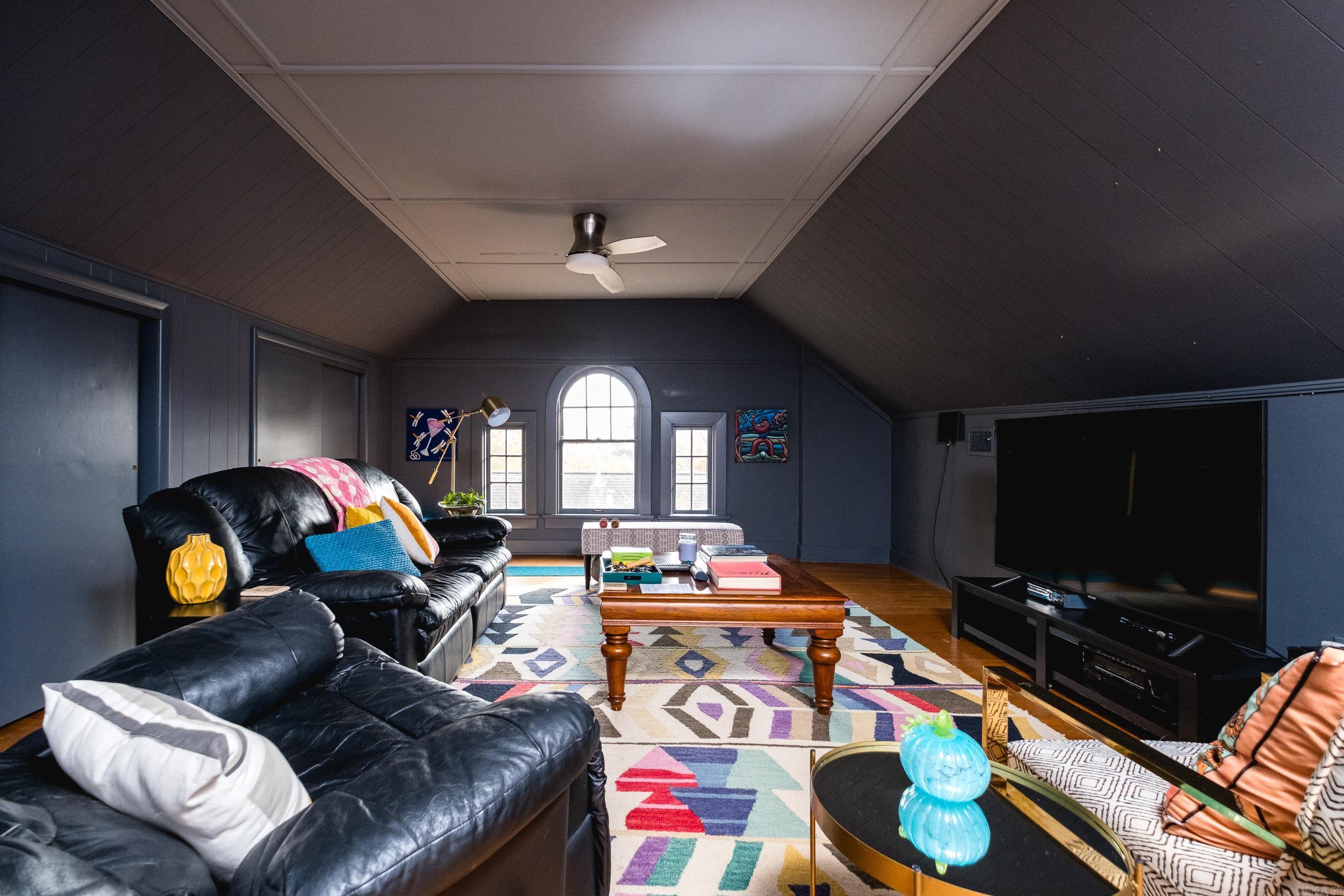 COLONIAL COURT - Residential