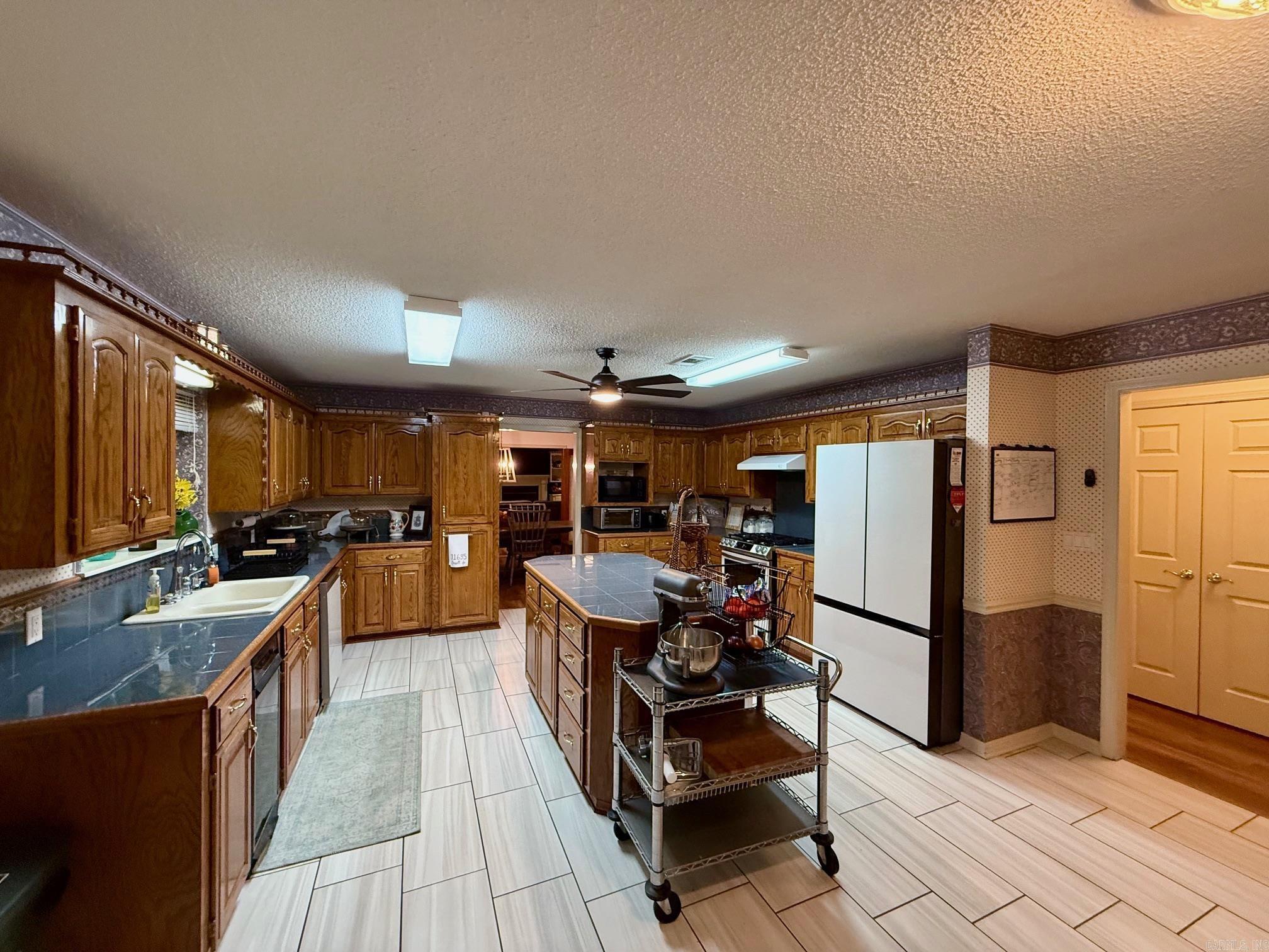 LAKEWOOD ESTATES - Residential