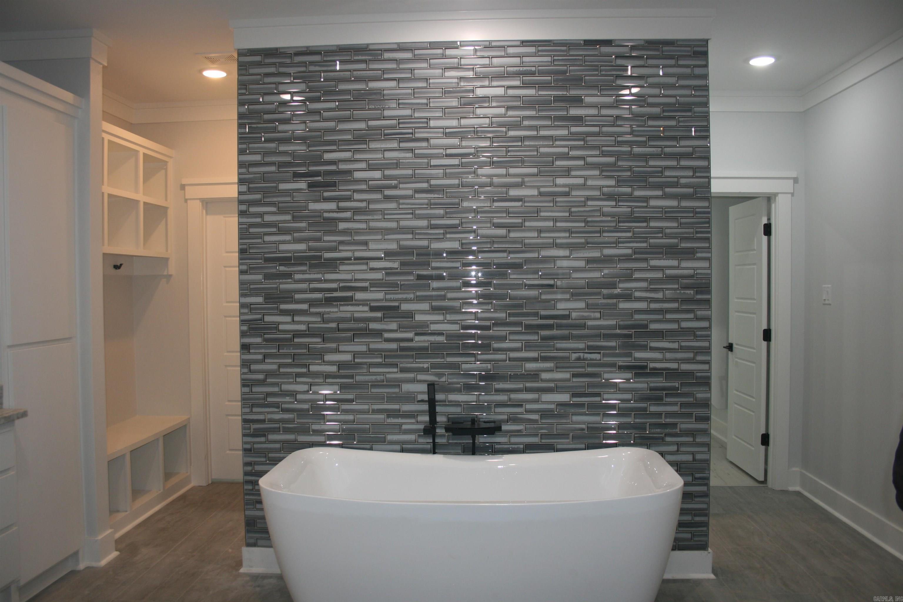 CREEKSIDE - Residential