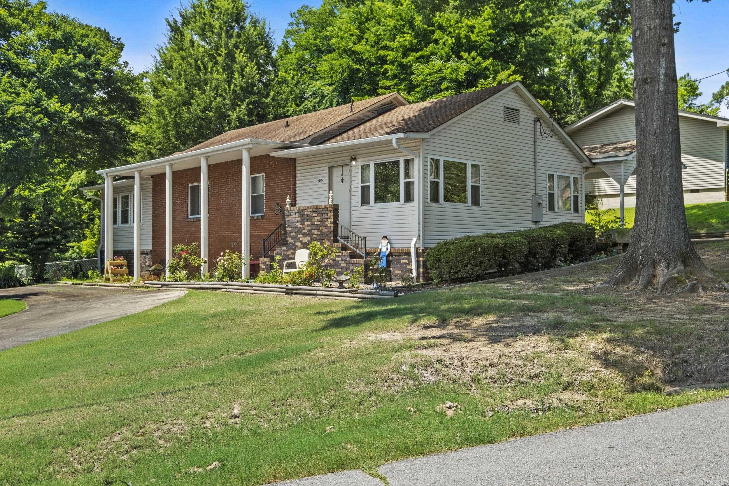 Well kept home in the heart of beautiful Heber Springs! Walking distance from schools, downtown shopping and Spring park. Home has porch, spacious fenced back yard with large shade trees in front and back. Two living areas for extra space! Call to schedule your private showing today!