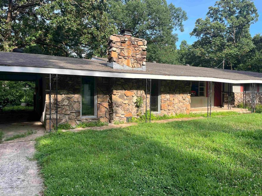 New Listing – Investor Opportunity!   Looking for your next fixer-upper? This home is full of potential! With a little TLC, you can transform this property into a great rental or investment opportunity.  Whether you’re expanding your portfolio or jumping into investing, this could be the one you’ve been waiting for!