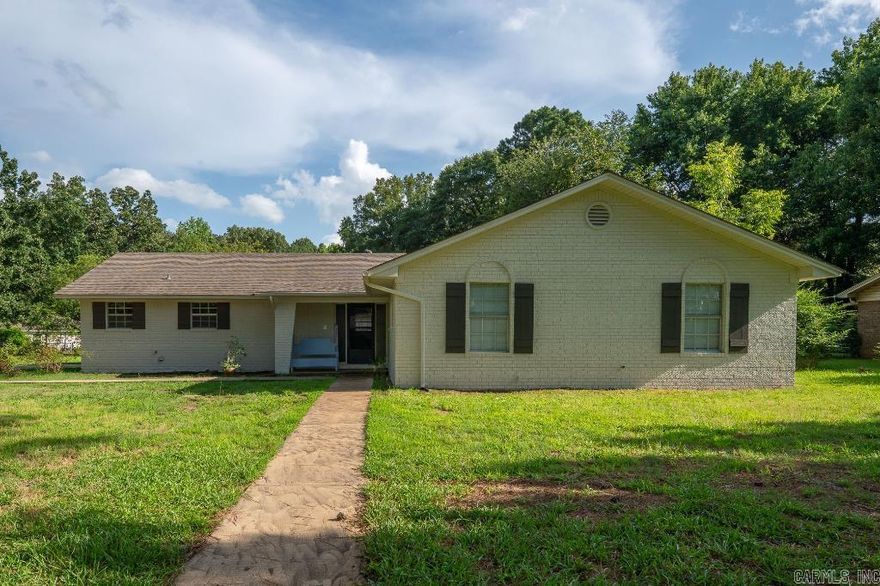 FANTASTIC 4 BED 2 BATH HOME. THIS HOME FEATURES FRESH NEUTRAL PAINT INSIDE AND OUT, NEW LVT, STAINLESS APPLIANCES, SCREEN IN PORCH, BONUS AREA. SUPER CLEAN AND MOVE IN READY