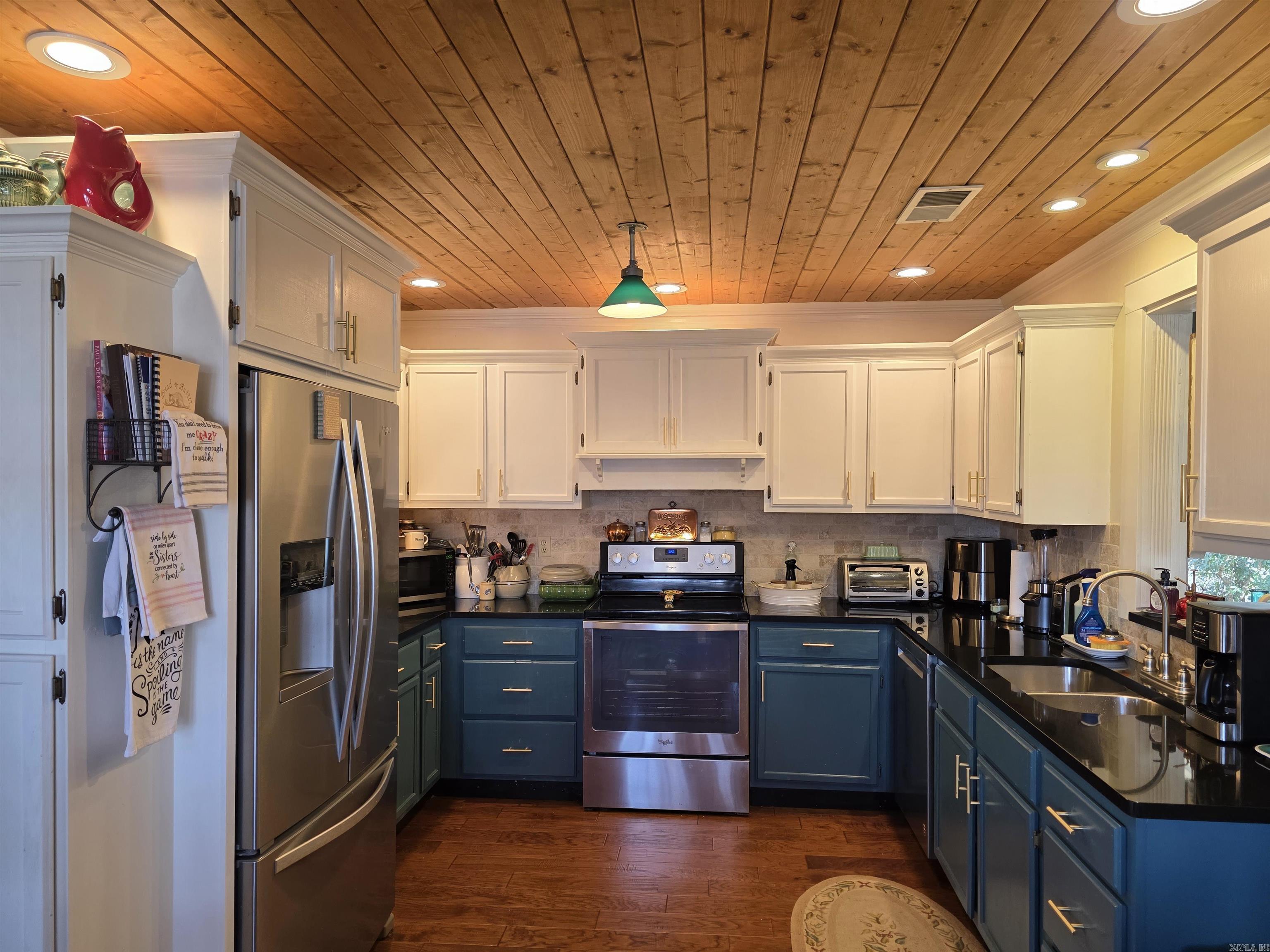 SKYPOINT ESTATES - LAKE - Residential