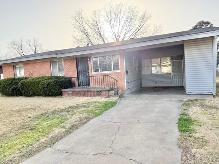 Beautiful well-kept 3 Bedroom, 1 Bath! Hardwood Floors. No carpet. MOVE IN READY. HVAC 2024; Roof 2020. 1275 Sq Ft. Bonus room/ Mancave. A MUST SEE. Text Agent to Show!
