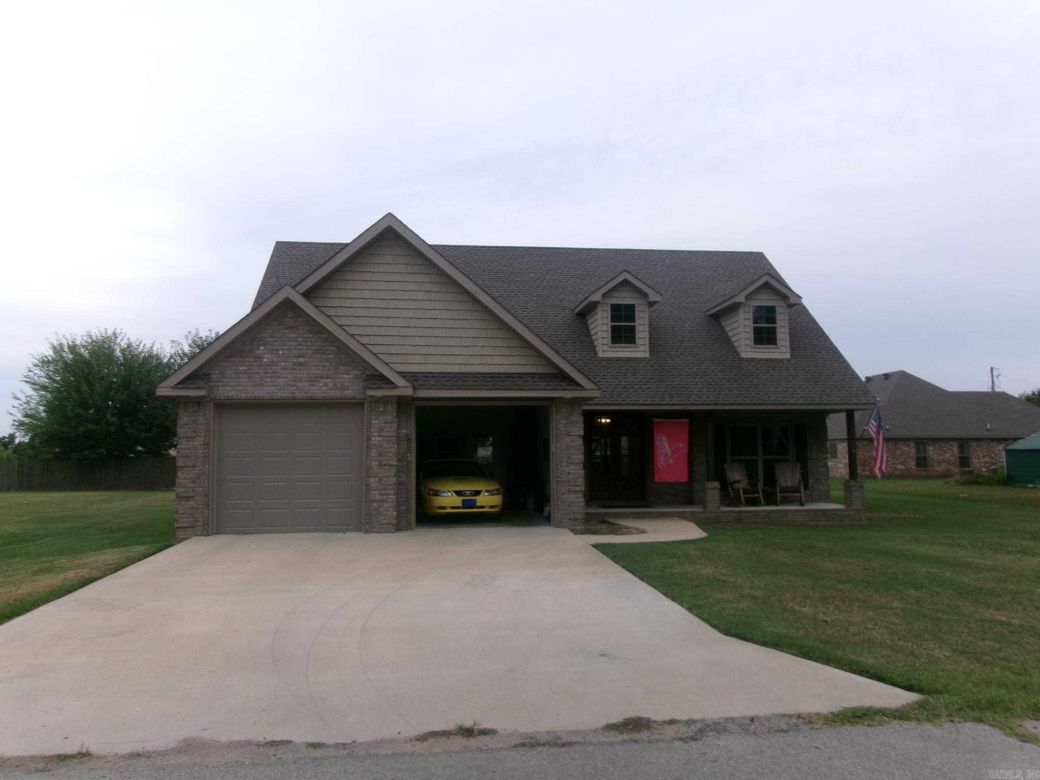 Great 3 bedroom, 2 bath, beautiful kitchen, vaulted ceiling living room, 9 foot ceilings, 2 covered porches, patio slab, pantry, Laundry room and attached 2 car garage.