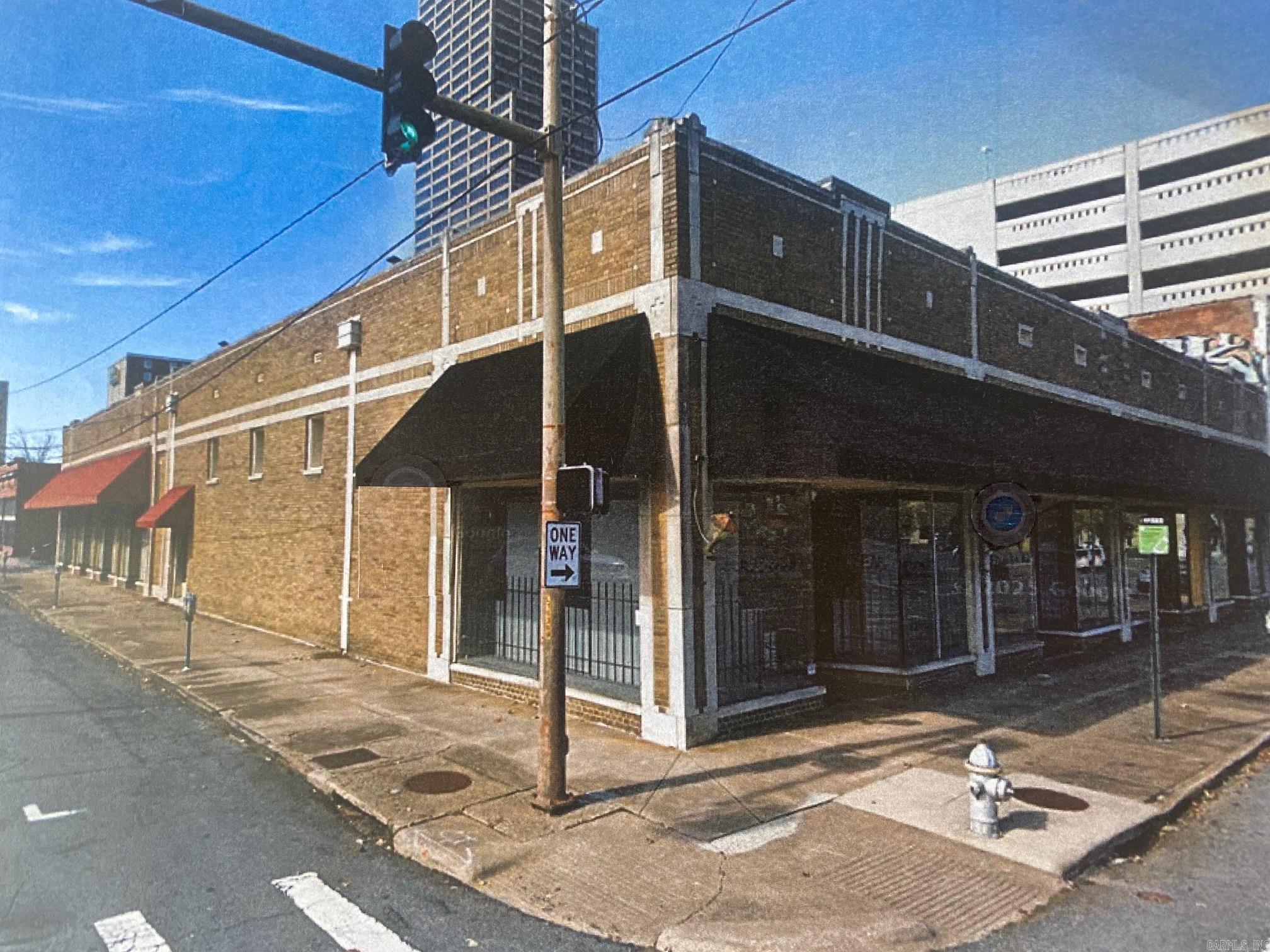 Excellent Retail Building with up to 4 Retail Bays on Center Street and 5 Office/Retail spaces on 7th Street. Property includes .13 Acre Parking Lot on 7th Street at the rear of the Building, 32 spaces are marked with full access to 16 spaces.