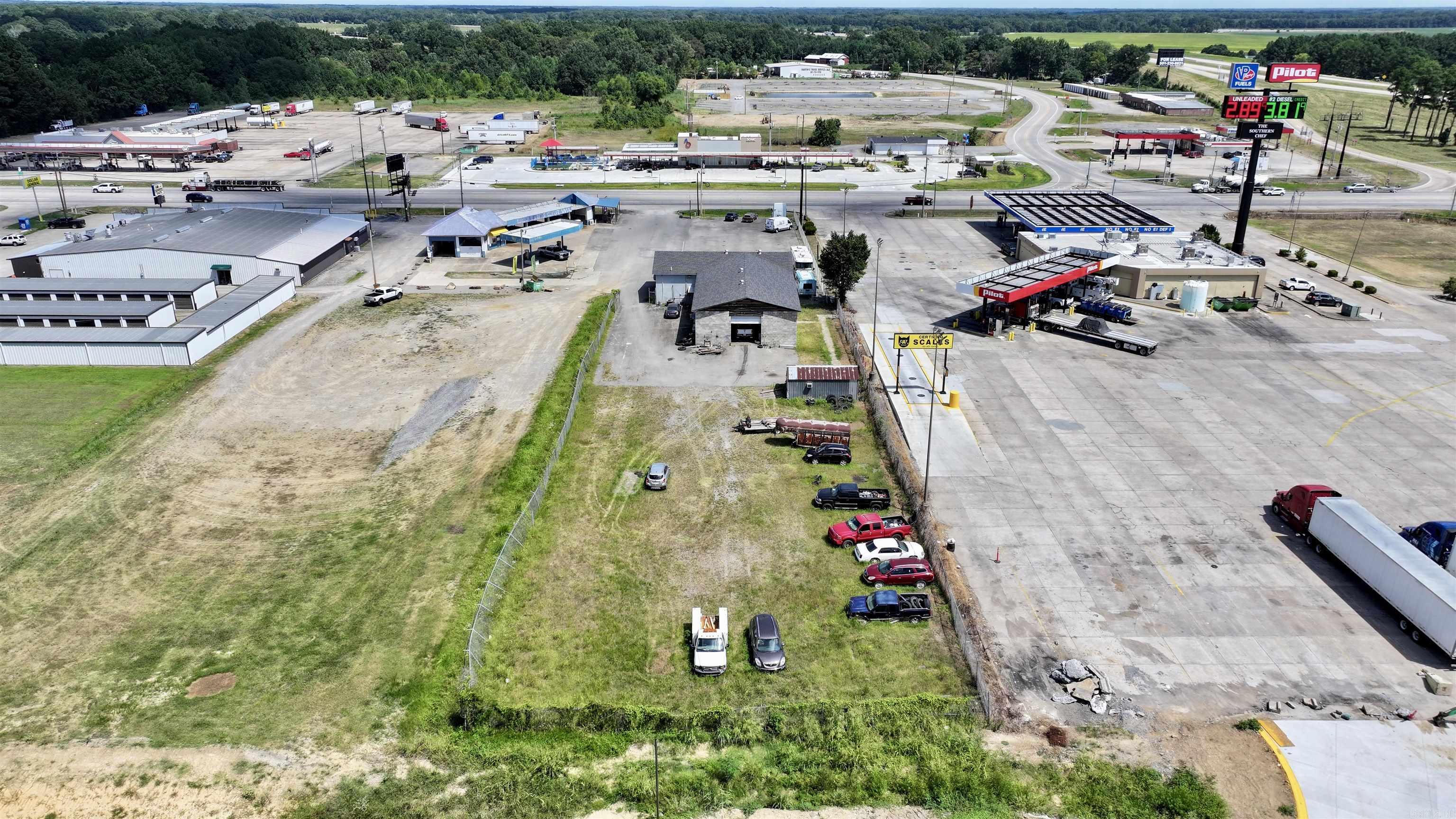 Main image without alt text