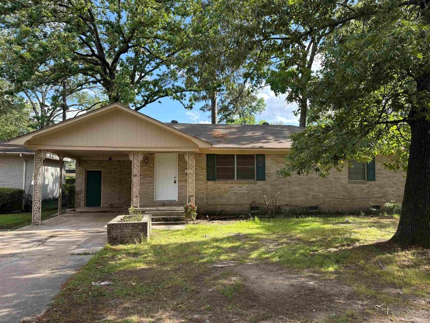 Beautiful 3 bedroom,2 bath home with a cozy backyard. Perfect home for 1st-time buyer. Move-in Ready! Close to shopping, restaurants and the hospital. Don't miss out on seeing this home! Call for an appointment now!