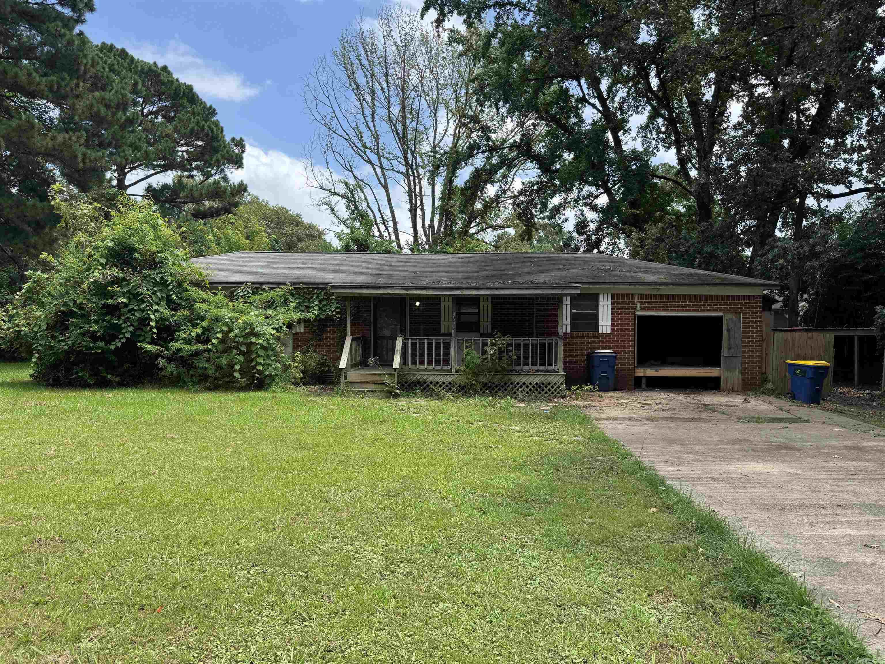 Calling all investors! Perfect opportunity to add to your portfolio. Sold "AS IS" agent please see remarks.