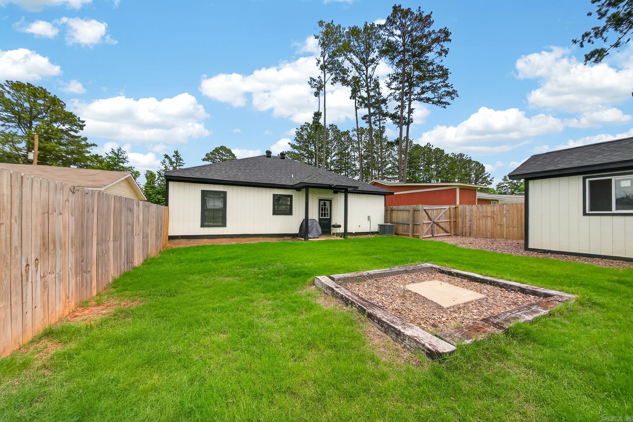 LOOP ACRES ADDN TO JACK - Residential