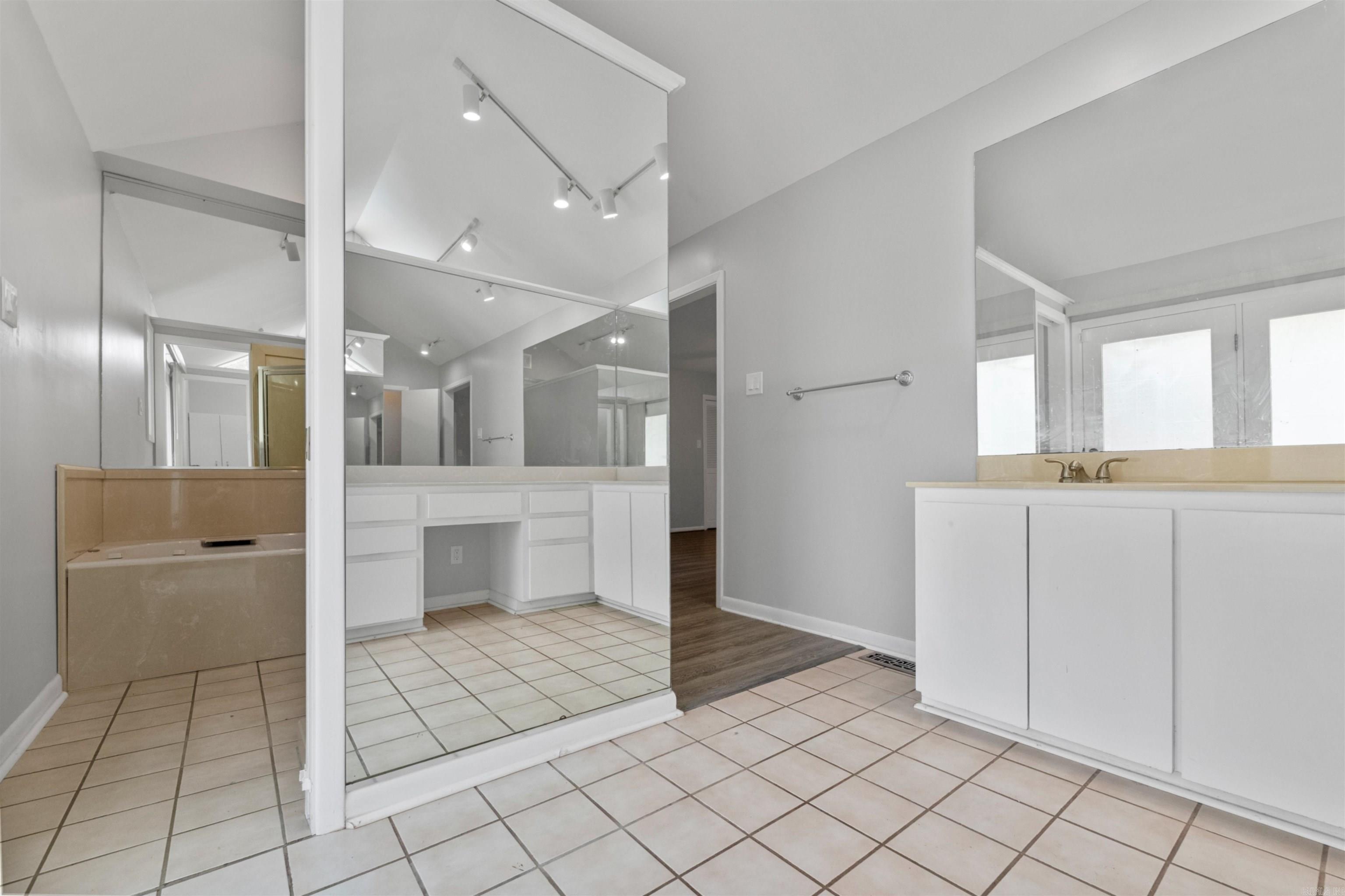 COUNTRY CLUB PARK - Residential