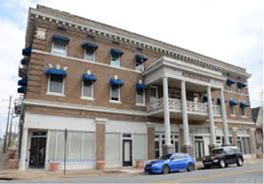 Great 1 bedroom, 1 bath apartment. Secure building, laundry facilities on site.  10 foot ceilings, all located near Union Station.  Tenant pays electric and $65 for water and trash.  Deposit the same as the rent.