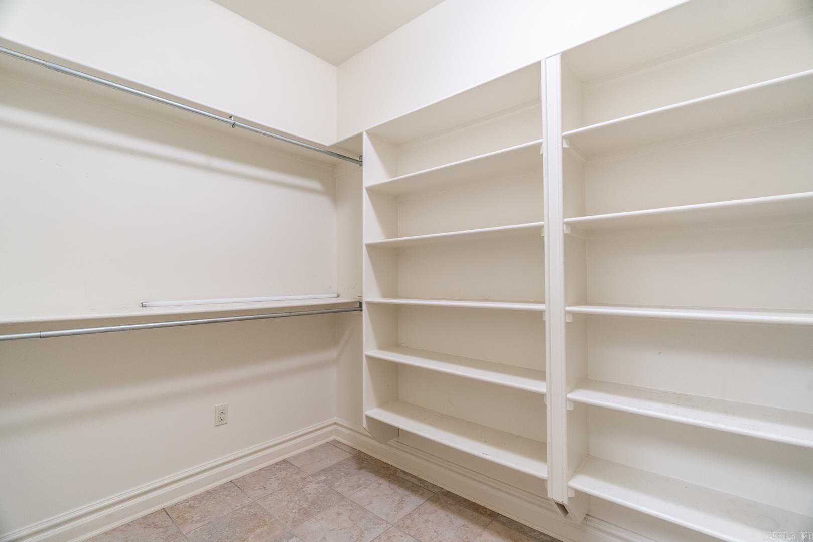 COUNTRY CLUB OF ARK THE - Residential